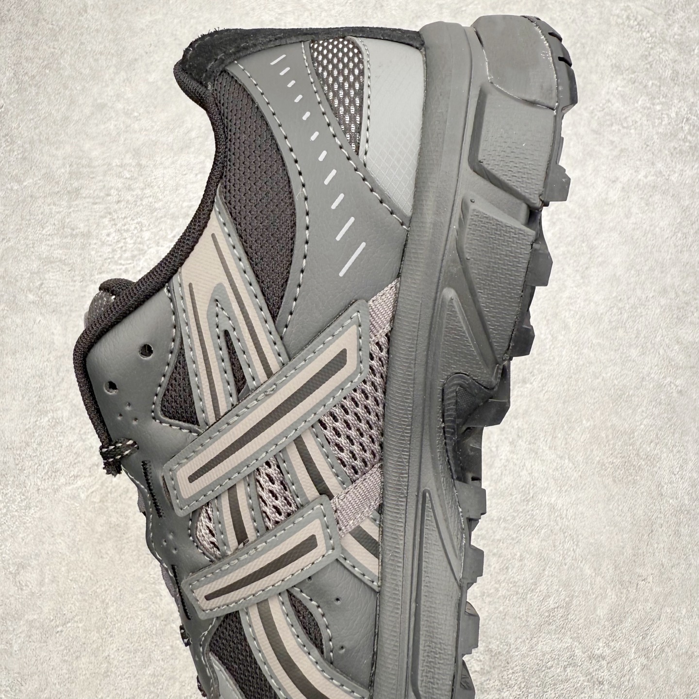 图片[7]-ASICS Gel-Sonoma TR62 出行 百搭通勤减震防滑 低帮 休闲训练跑步鞋 男女同款 ASICS（亚瑟士）是日本实业家鬼冢喜八郎创立的跑鞋运动品牌，名字想法源自著名的拉丁谚语“AnimaSana In Corpore Sano”，意为“健全的精神寓于强健的体魄”。正如其名字的含义，ASICS亚瑟士一直坚信保持身体的健康与活力是打造健康快乐的生活方式的最佳途径。亚瑟士的跑鞋、篮球鞋等系列集专业与美貌于一身，拥有极高的热度。2016年，ASICS在“2016年日本最佳全球品牌”排行榜名列第17名。尺码：36 37 37.5 38 39 39.5 40 40.5 41.5 42 42.5 43.5 44 45-选品中心