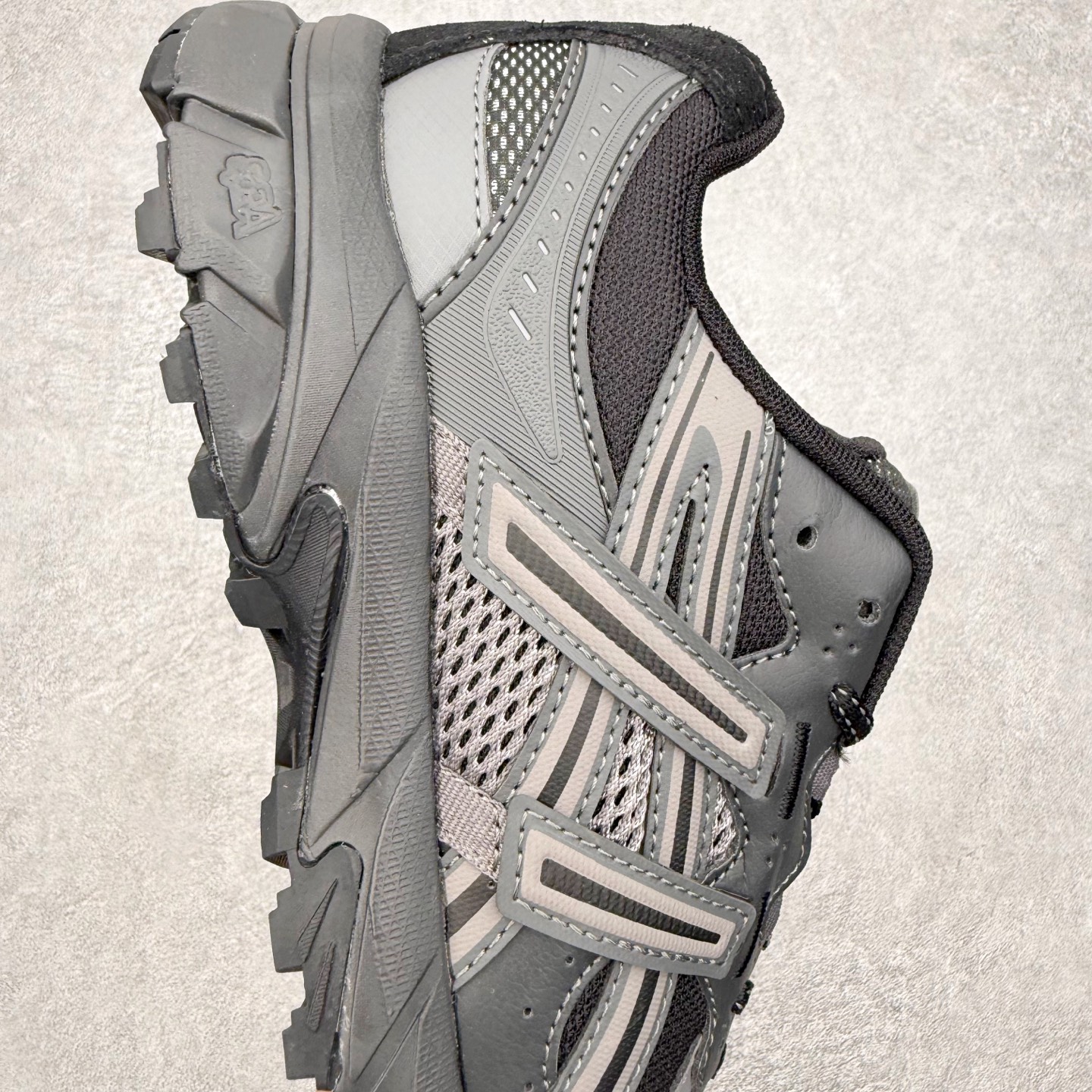 图片[6]-ASICS Gel-Sonoma TR62 出行 百搭通勤减震防滑 低帮 休闲训练跑步鞋 男女同款 ASICS（亚瑟士）是日本实业家鬼冢喜八郎创立的跑鞋运动品牌，名字想法源自著名的拉丁谚语“AnimaSana In Corpore Sano”，意为“健全的精神寓于强健的体魄”。正如其名字的含义，ASICS亚瑟士一直坚信保持身体的健康与活力是打造健康快乐的生活方式的最佳途径。亚瑟士的跑鞋、篮球鞋等系列集专业与美貌于一身，拥有极高的热度。2016年，ASICS在“2016年日本最佳全球品牌”排行榜名列第17名。尺码：36 37 37.5 38 39 39.5 40 40.5 41.5 42 42.5 43.5 44 45-选品中心