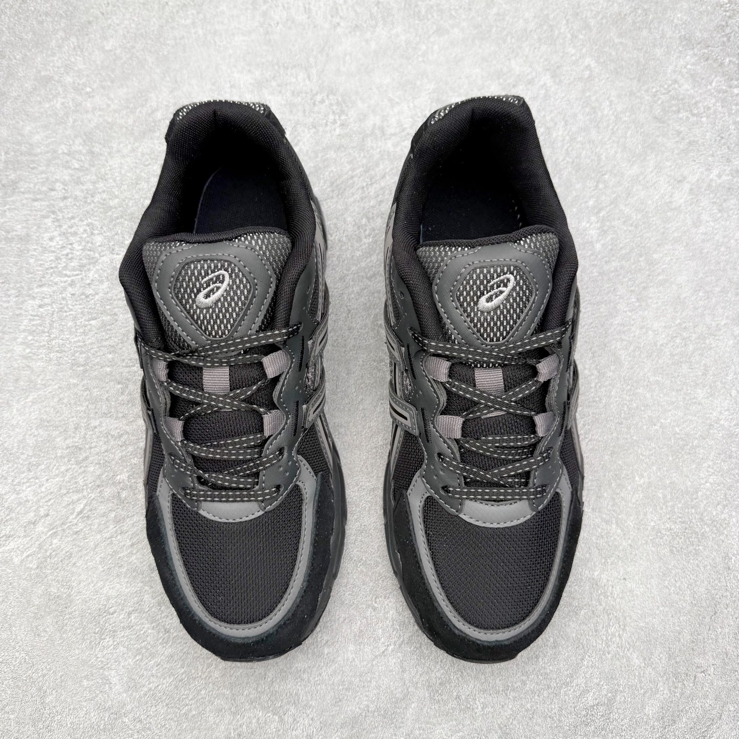 图片[2]-ASICS Gel-Sonoma TR62 出行 百搭通勤减震防滑 低帮 休闲训练跑步鞋 男女同款 ASICS（亚瑟士）是日本实业家鬼冢喜八郎创立的跑鞋运动品牌，名字想法源自著名的拉丁谚语“AnimaSana In Corpore Sano”，意为“健全的精神寓于强健的体魄”。正如其名字的含义，ASICS亚瑟士一直坚信保持身体的健康与活力是打造健康快乐的生活方式的最佳途径。亚瑟士的跑鞋、篮球鞋等系列集专业与美貌于一身，拥有极高的热度。2016年，ASICS在“2016年日本最佳全球品牌”排行榜名列第17名。尺码：36 37 37.5 38 39 39.5 40 40.5 41.5 42 42.5 43.5 44 45-选品中心