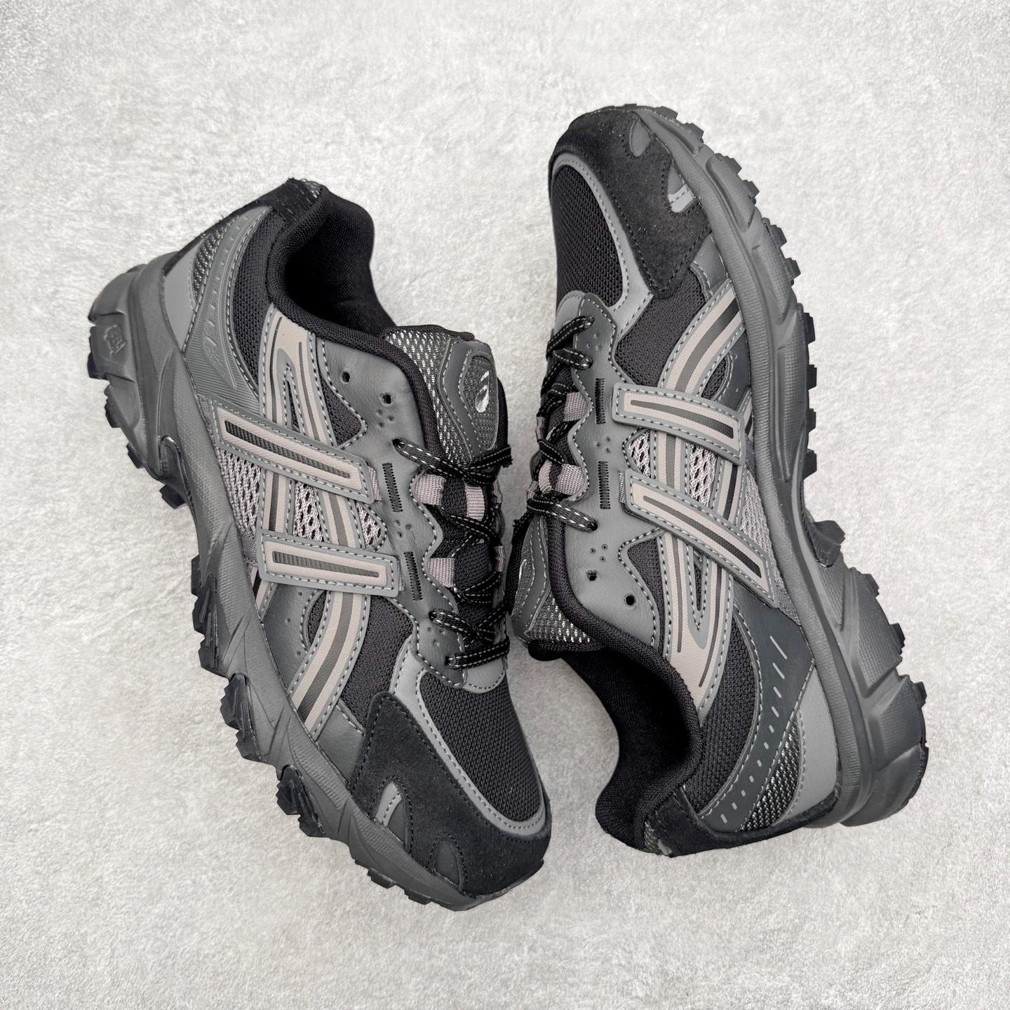 图片[3]-ASICS Gel-Sonoma TR62 出行 百搭通勤减震防滑 低帮 休闲训练跑步鞋 男女同款 ASICS（亚瑟士）是日本实业家鬼冢喜八郎创立的跑鞋运动品牌，名字想法源自著名的拉丁谚语“AnimaSana In Corpore Sano”，意为“健全的精神寓于强健的体魄”。正如其名字的含义，ASICS亚瑟士一直坚信保持身体的健康与活力是打造健康快乐的生活方式的最佳途径。亚瑟士的跑鞋、篮球鞋等系列集专业与美貌于一身，拥有极高的热度。2016年，ASICS在“2016年日本最佳全球品牌”排行榜名列第17名。尺码：36 37 37.5 38 39 39.5 40 40.5 41.5 42 42.5 43.5 44 45-选品中心