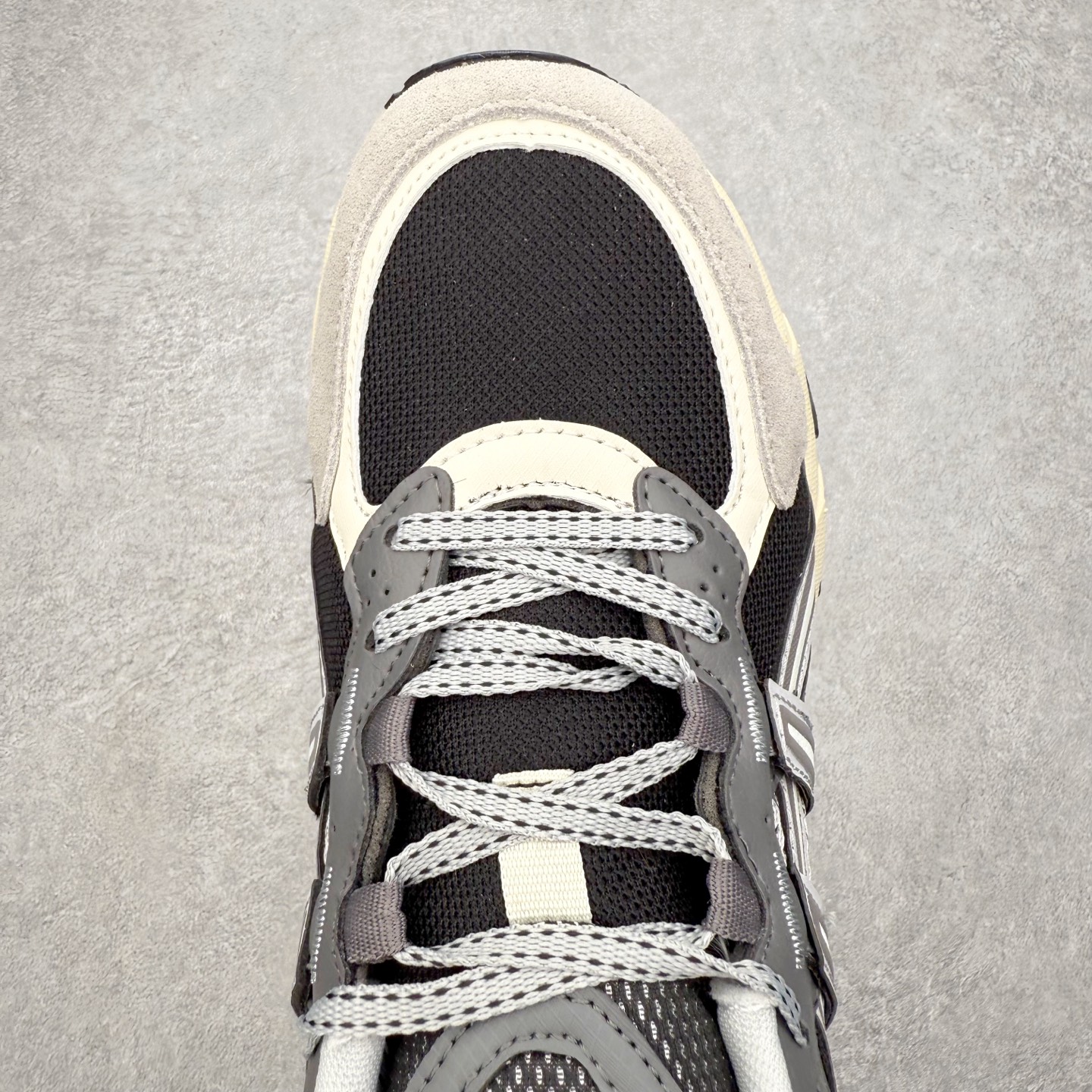 图片[4]-ASICS Gel-Sonoma TR62 出行 百搭通勤减震防滑 低帮 休闲训练跑步鞋 男女同款 ASICS（亚瑟士）是日本实业家鬼冢喜八郎创立的跑鞋运动品牌，名字想法源自著名的拉丁谚语“AnimaSana In Corpore Sano”，意为“健全的精神寓于强健的体魄”。正如其名字的含义，ASICS亚瑟士一直坚信保持身体的健康与活力是打造健康快乐的生活方式的最佳途径。亚瑟士的跑鞋、篮球鞋等系列集专业与美貌于一身，拥有极高的热度。2016年，ASICS在“2016年日本最佳全球品牌”排行榜名列第17名。尺码：36 37 37.5 38 39 39.5 40 40.5 41.5 42 42.5 43.5 44 45-选品中心