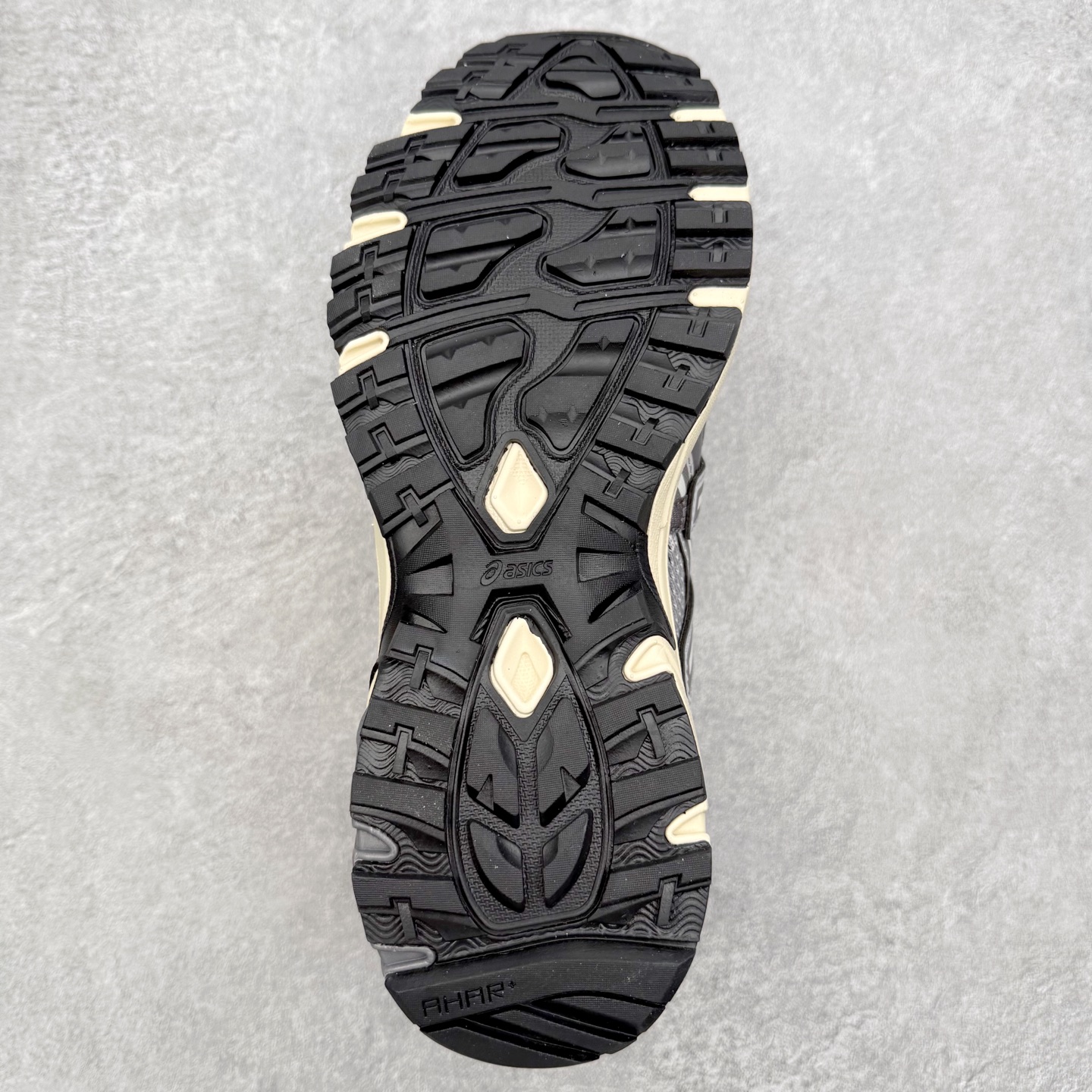 图片[9]-ASICS Gel-Sonoma TR62 出行 百搭通勤减震防滑 低帮 休闲训练跑步鞋 男女同款 ASICS（亚瑟士）是日本实业家鬼冢喜八郎创立的跑鞋运动品牌，名字想法源自著名的拉丁谚语“AnimaSana In Corpore Sano”，意为“健全的精神寓于强健的体魄”。正如其名字的含义，ASICS亚瑟士一直坚信保持身体的健康与活力是打造健康快乐的生活方式的最佳途径。亚瑟士的跑鞋、篮球鞋等系列集专业与美貌于一身，拥有极高的热度。2016年，ASICS在“2016年日本最佳全球品牌”排行榜名列第17名。尺码：36 37 37.5 38 39 39.5 40 40.5 41.5 42 42.5 43.5 44 45-选品中心