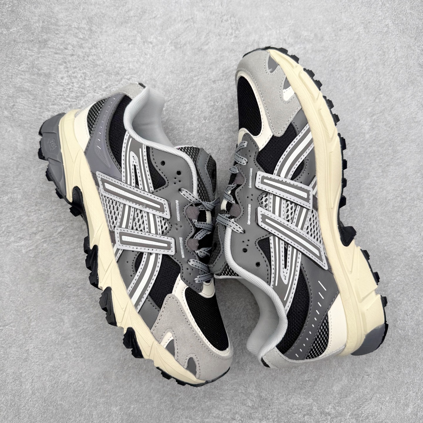 图片[3]-ASICS Gel-Sonoma TR62 出行 百搭通勤减震防滑 低帮 休闲训练跑步鞋 男女同款 ASICS（亚瑟士）是日本实业家鬼冢喜八郎创立的跑鞋运动品牌，名字想法源自著名的拉丁谚语“AnimaSana In Corpore Sano”，意为“健全的精神寓于强健的体魄”。正如其名字的含义，ASICS亚瑟士一直坚信保持身体的健康与活力是打造健康快乐的生活方式的最佳途径。亚瑟士的跑鞋、篮球鞋等系列集专业与美貌于一身，拥有极高的热度。2016年，ASICS在“2016年日本最佳全球品牌”排行榜名列第17名。尺码：36 37 37.5 38 39 39.5 40 40.5 41.5 42 42.5 43.5 44 45-选品中心