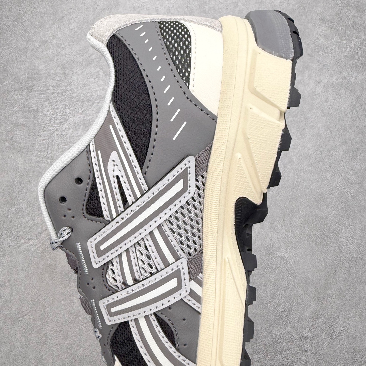 图片[7]-ASICS Gel-Sonoma TR62 出行 百搭通勤减震防滑 低帮 休闲训练跑步鞋 男女同款 ASICS（亚瑟士）是日本实业家鬼冢喜八郎创立的跑鞋运动品牌，名字想法源自著名的拉丁谚语“AnimaSana In Corpore Sano”，意为“健全的精神寓于强健的体魄”。正如其名字的含义，ASICS亚瑟士一直坚信保持身体的健康与活力是打造健康快乐的生活方式的最佳途径。亚瑟士的跑鞋、篮球鞋等系列集专业与美貌于一身，拥有极高的热度。2016年，ASICS在“2016年日本最佳全球品牌”排行榜名列第17名。尺码：36 37 37.5 38 39 39.5 40 40.5 41.5 42 42.5 43.5 44 45-选品中心