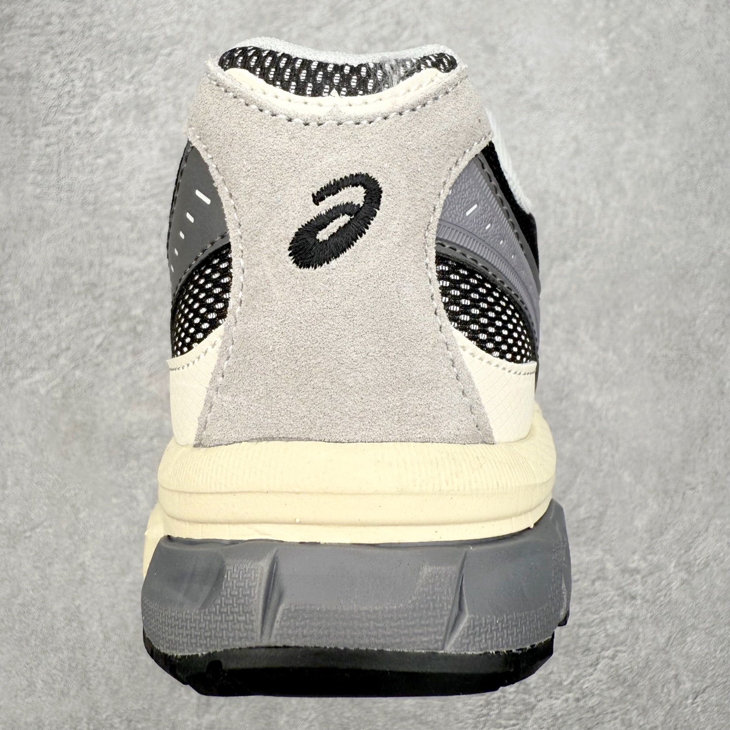 图片[8]-ASICS Gel-Sonoma TR62 出行 百搭通勤减震防滑 低帮 休闲训练跑步鞋 男女同款 ASICS（亚瑟士）是日本实业家鬼冢喜八郎创立的跑鞋运动品牌，名字想法源自著名的拉丁谚语“AnimaSana In Corpore Sano”，意为“健全的精神寓于强健的体魄”。正如其名字的含义，ASICS亚瑟士一直坚信保持身体的健康与活力是打造健康快乐的生活方式的最佳途径。亚瑟士的跑鞋、篮球鞋等系列集专业与美貌于一身，拥有极高的热度。2016年，ASICS在“2016年日本最佳全球品牌”排行榜名列第17名。尺码：36 37 37.5 38 39 39.5 40 40.5 41.5 42 42.5 43.5 44 45-选品中心