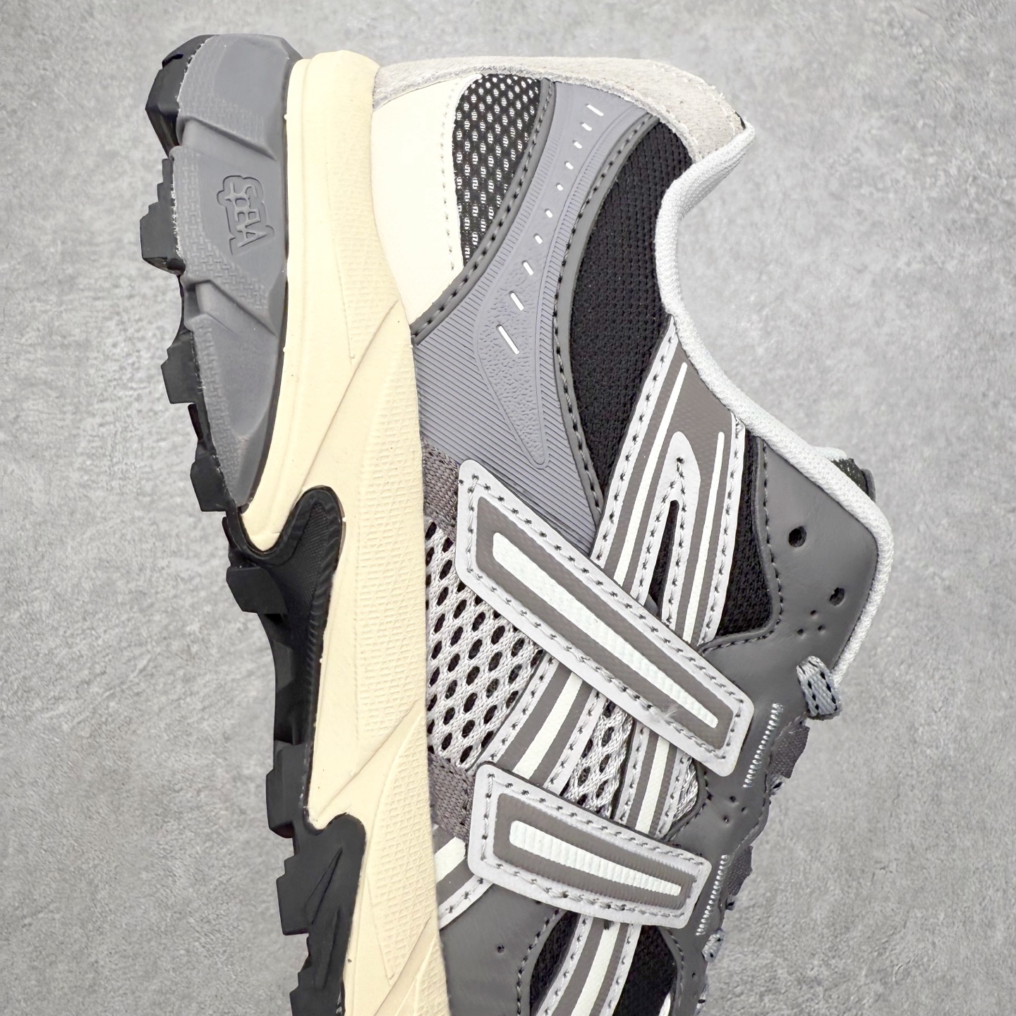 图片[6]-ASICS Gel-Sonoma TR62 出行 百搭通勤减震防滑 低帮 休闲训练跑步鞋 男女同款 ASICS（亚瑟士）是日本实业家鬼冢喜八郎创立的跑鞋运动品牌，名字想法源自著名的拉丁谚语“AnimaSana In Corpore Sano”，意为“健全的精神寓于强健的体魄”。正如其名字的含义，ASICS亚瑟士一直坚信保持身体的健康与活力是打造健康快乐的生活方式的最佳途径。亚瑟士的跑鞋、篮球鞋等系列集专业与美貌于一身，拥有极高的热度。2016年，ASICS在“2016年日本最佳全球品牌”排行榜名列第17名。尺码：36 37 37.5 38 39 39.5 40 40.5 41.5 42 42.5 43.5 44 45-选品中心