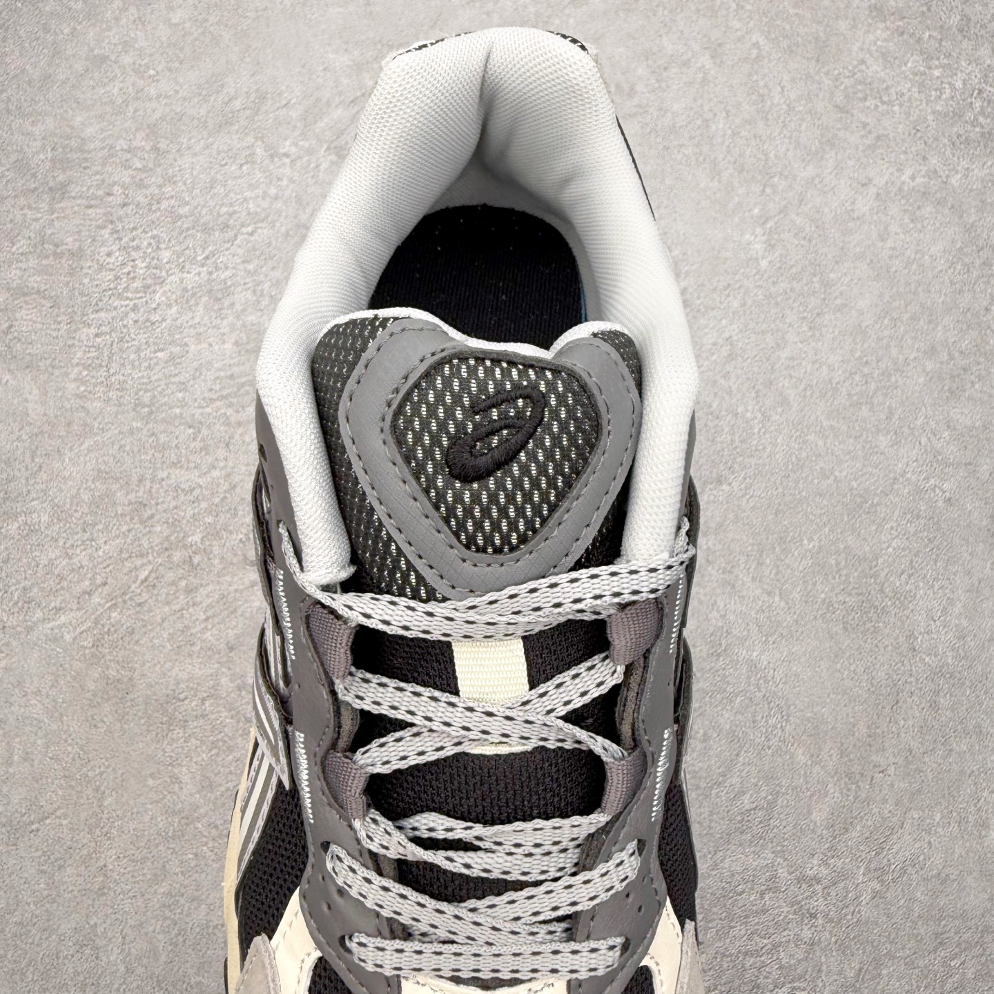 图片[5]-ASICS Gel-Sonoma TR62 出行 百搭通勤减震防滑 低帮 休闲训练跑步鞋 男女同款 ASICS（亚瑟士）是日本实业家鬼冢喜八郎创立的跑鞋运动品牌，名字想法源自著名的拉丁谚语“AnimaSana In Corpore Sano”，意为“健全的精神寓于强健的体魄”。正如其名字的含义，ASICS亚瑟士一直坚信保持身体的健康与活力是打造健康快乐的生活方式的最佳途径。亚瑟士的跑鞋、篮球鞋等系列集专业与美貌于一身，拥有极高的热度。2016年，ASICS在“2016年日本最佳全球品牌”排行榜名列第17名。尺码：36 37 37.5 38 39 39.5 40 40.5 41.5 42 42.5 43.5 44 45-选品中心