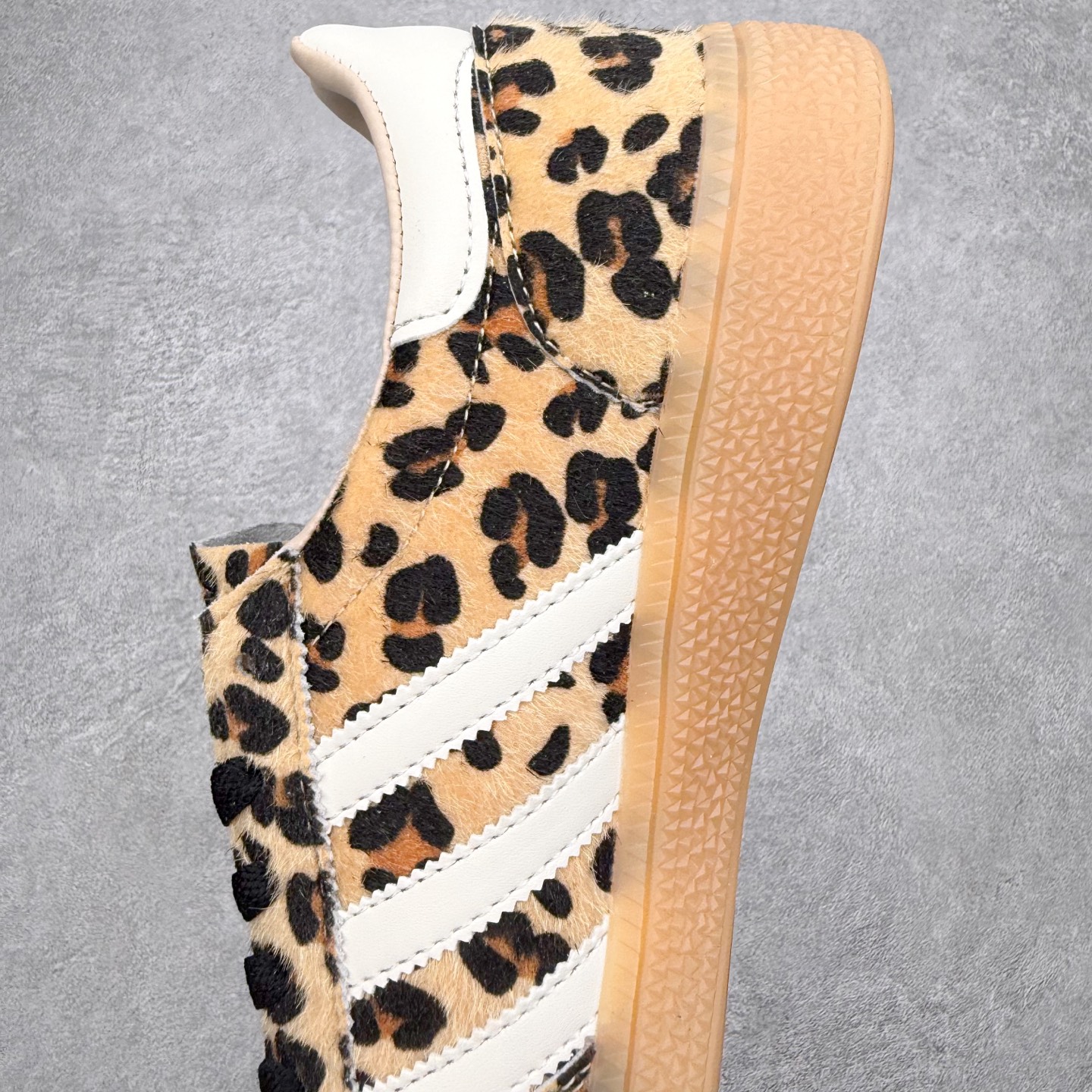 图片[7]-AD Originals Handball SPZL 手球运动员系列百搭休闲运动板鞋 KI6678 这款来自阿迪达斯的这款HANDBALL SPZL前身是一双手球运动鞋，这一次拿来复刻，所以鞋面的主要色彩选用了黑色， 鞋面外侧除了Spezial字母之外还有三叶草标志。Handball SPZL作为复古手球训练鞋与作为室内足球鞋的Samba有着异曲同工之处，但是质感更为出众的鞋身以及丰富的配色选择比起Samba来讲可以说是更胜一筹了！尺码：36 36⅔ 37⅓ 38 38⅔ 39⅓ 40 40⅔ 41⅓ 42 42⅔ 43⅓ 44 45-选品中心