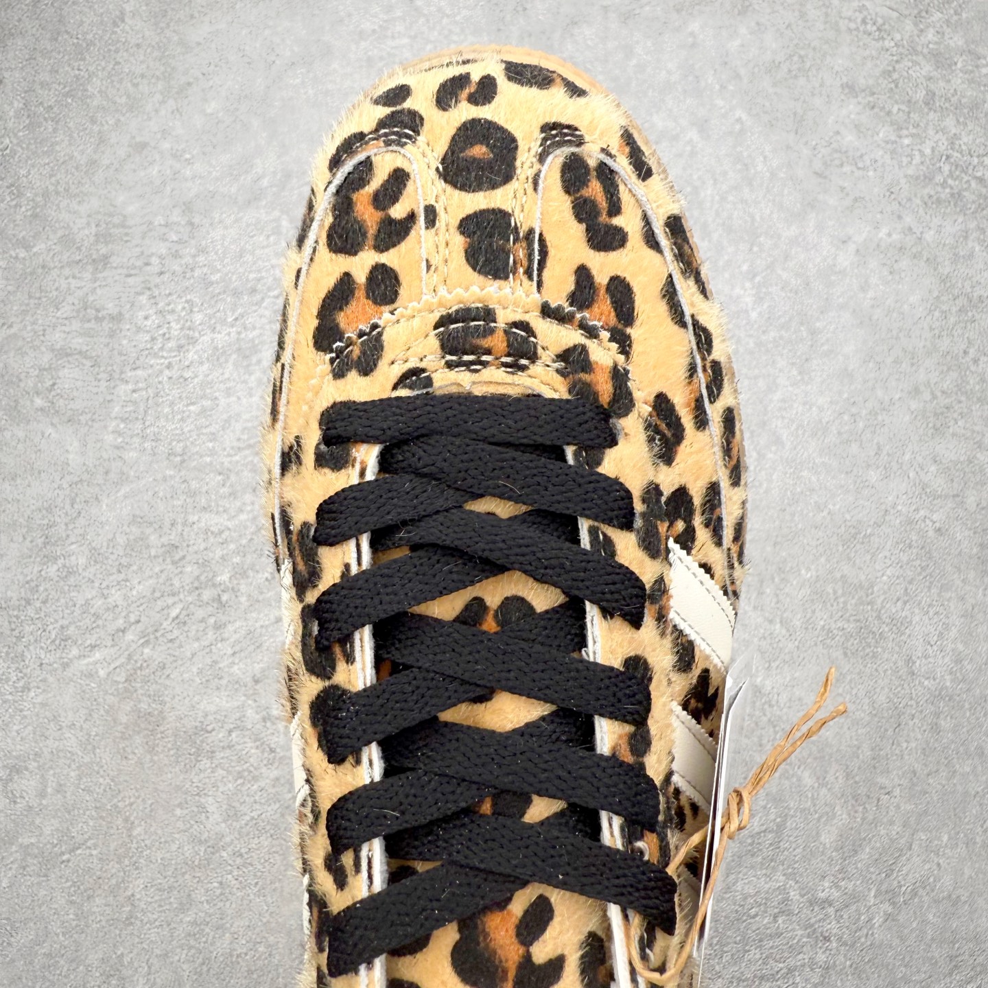 图片[4]-AD Originals Handball SPZL 手球运动员系列百搭休闲运动板鞋 KI6678 这款来自阿迪达斯的这款HANDBALL SPZL前身是一双手球运动鞋，这一次拿来复刻，所以鞋面的主要色彩选用了黑色， 鞋面外侧除了Spezial字母之外还有三叶草标志。Handball SPZL作为复古手球训练鞋与作为室内足球鞋的Samba有着异曲同工之处，但是质感更为出众的鞋身以及丰富的配色选择比起Samba来讲可以说是更胜一筹了！尺码：36 36⅔ 37⅓ 38 38⅔ 39⅓ 40 40⅔ 41⅓ 42 42⅔ 43⅓ 44 45-选品中心