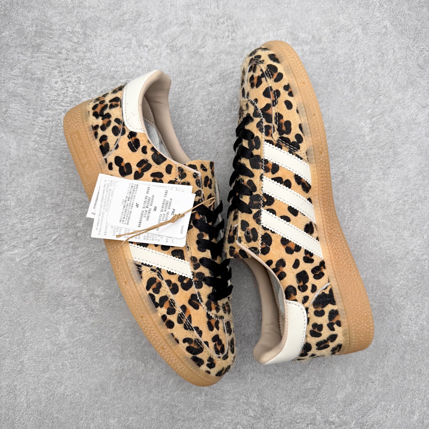 图片[3]-AD Originals Handball SPZL 手球运动员系列百搭休闲运动板鞋 KI6678 这款来自阿迪达斯的这款HANDBALL SPZL前身是一双手球运动鞋，这一次拿来复刻，所以鞋面的主要色彩选用了黑色， 鞋面外侧除了Spezial字母之外还有三叶草标志。Handball SPZL作为复古手球训练鞋与作为室内足球鞋的Samba有着异曲同工之处，但是质感更为出众的鞋身以及丰富的配色选择比起Samba来讲可以说是更胜一筹了！尺码：36 36⅔ 37⅓ 38 38⅔ 39⅓ 40 40⅔ 41⅓ 42 42⅔ 43⅓ 44 45-选品中心