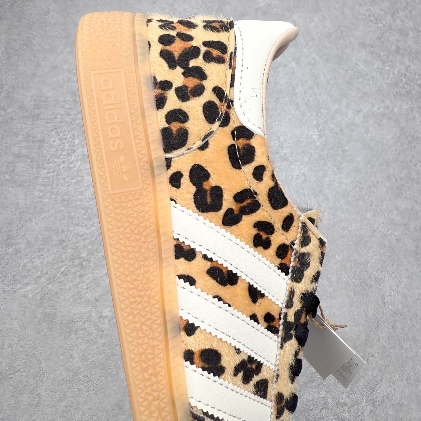 图片[6]-AD Originals Handball SPZL 手球运动员系列百搭休闲运动板鞋 KI6678 这款来自阿迪达斯的这款HANDBALL SPZL前身是一双手球运动鞋，这一次拿来复刻，所以鞋面的主要色彩选用了黑色， 鞋面外侧除了Spezial字母之外还有三叶草标志。Handball SPZL作为复古手球训练鞋与作为室内足球鞋的Samba有着异曲同工之处，但是质感更为出众的鞋身以及丰富的配色选择比起Samba来讲可以说是更胜一筹了！尺码：36 36⅔ 37⅓ 38 38⅔ 39⅓ 40 40⅔ 41⅓ 42 42⅔ 43⅓ 44 45-选品中心