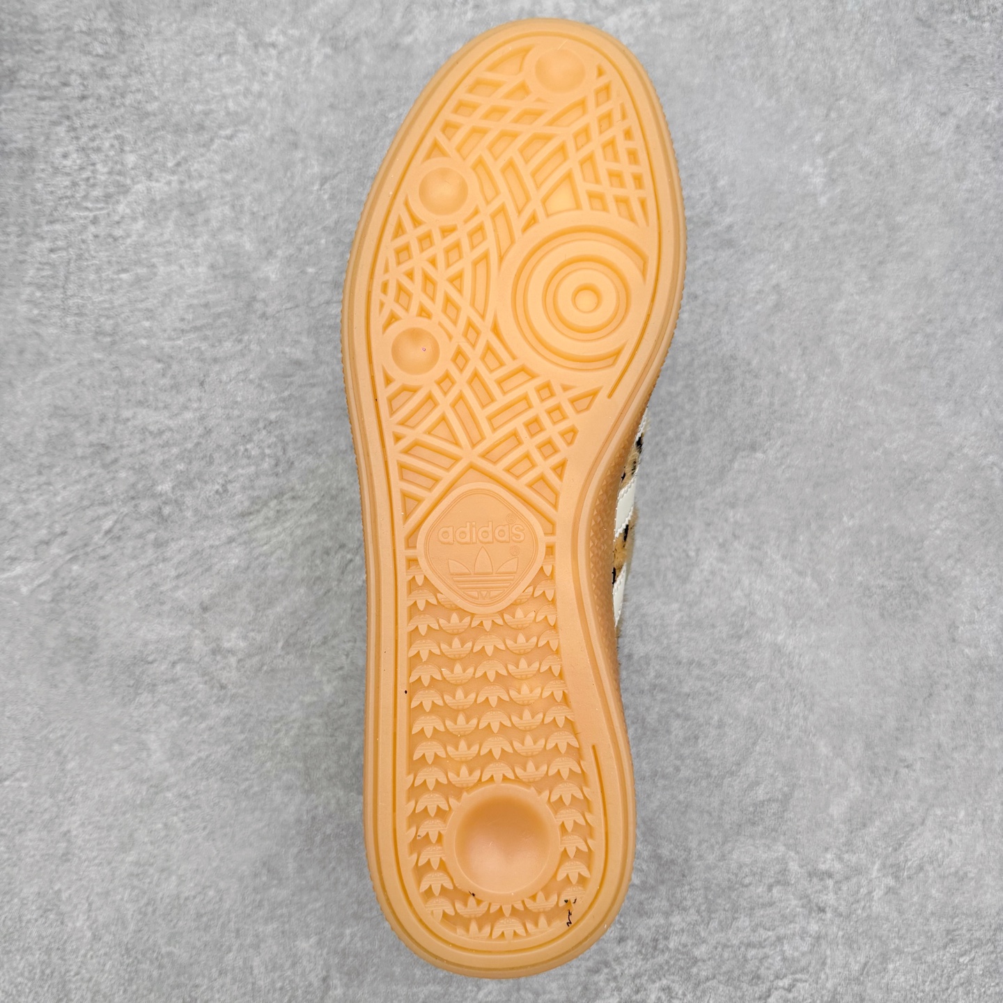 图片[9]-AD Originals Handball SPZL 手球运动员系列百搭休闲运动板鞋 KI6678 这款来自阿迪达斯的这款HANDBALL SPZL前身是一双手球运动鞋，这一次拿来复刻，所以鞋面的主要色彩选用了黑色， 鞋面外侧除了Spezial字母之外还有三叶草标志。Handball SPZL作为复古手球训练鞋与作为室内足球鞋的Samba有着异曲同工之处，但是质感更为出众的鞋身以及丰富的配色选择比起Samba来讲可以说是更胜一筹了！尺码：36 36⅔ 37⅓ 38 38⅔ 39⅓ 40 40⅔ 41⅓ 42 42⅔ 43⅓ 44 45-选品中心