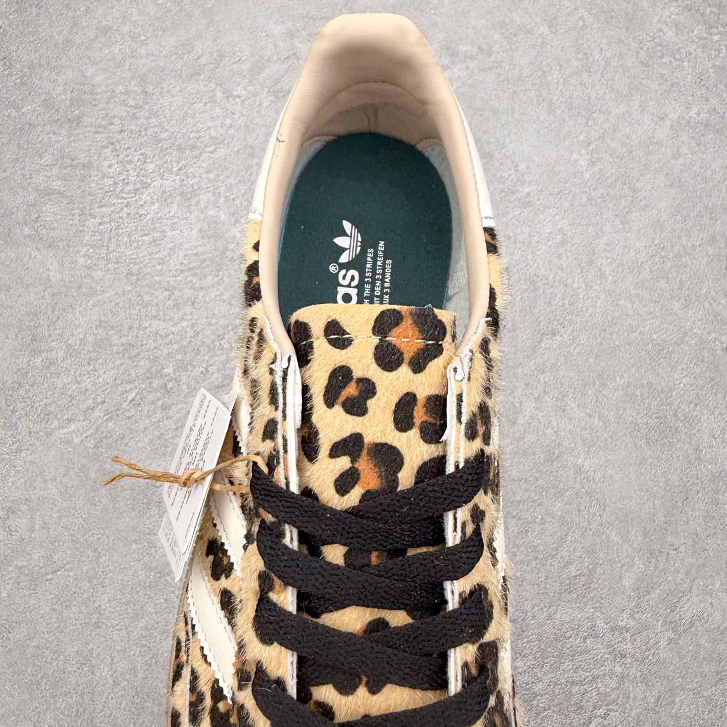 图片[5]-AD Originals Handball SPZL 手球运动员系列百搭休闲运动板鞋 KI6678 这款来自阿迪达斯的这款HANDBALL SPZL前身是一双手球运动鞋，这一次拿来复刻，所以鞋面的主要色彩选用了黑色， 鞋面外侧除了Spezial字母之外还有三叶草标志。Handball SPZL作为复古手球训练鞋与作为室内足球鞋的Samba有着异曲同工之处，但是质感更为出众的鞋身以及丰富的配色选择比起Samba来讲可以说是更胜一筹了！尺码：36 36⅔ 37⅓ 38 38⅔ 39⅓ 40 40⅔ 41⅓ 42 42⅔ 43⅓ 44 45-选品中心