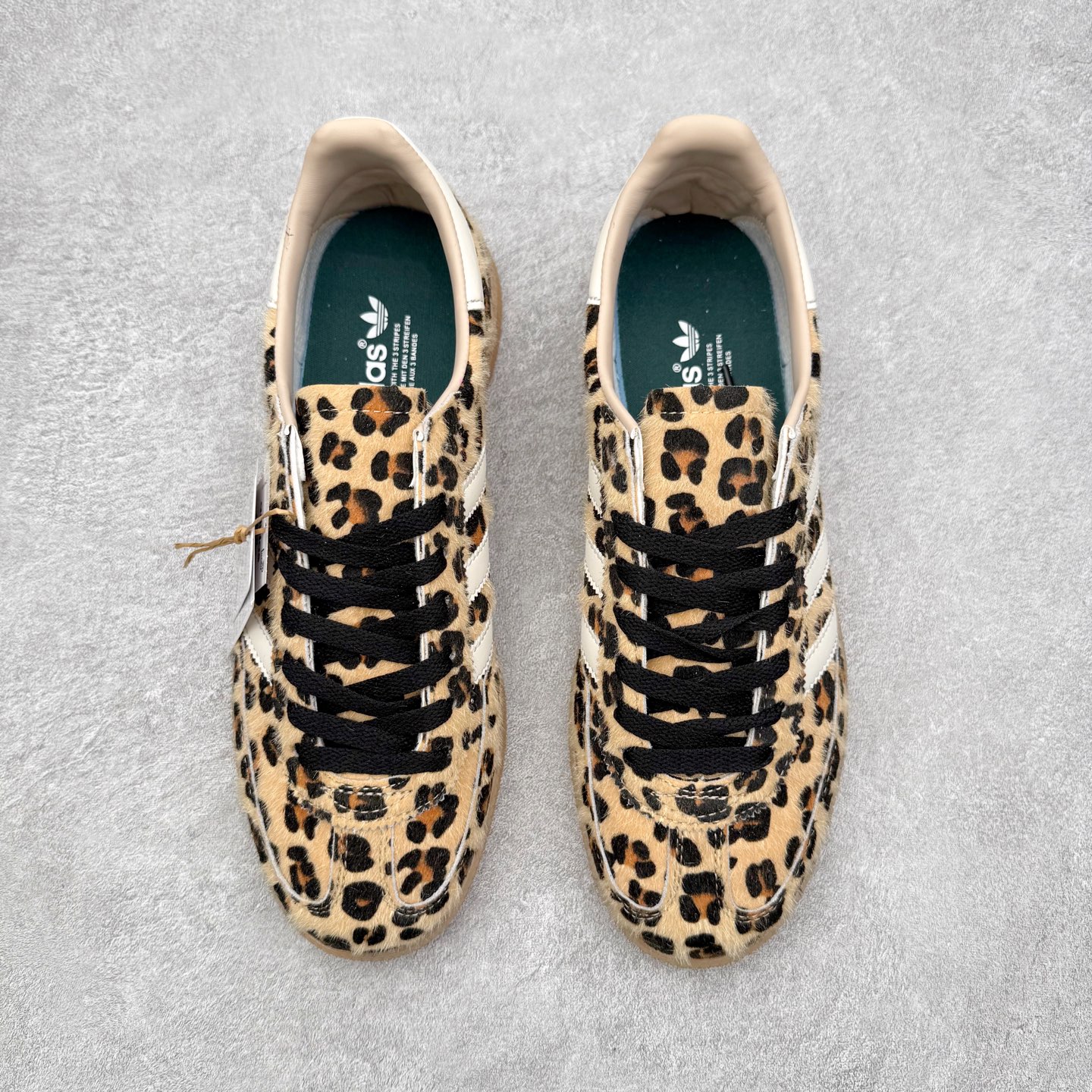 图片[2]-AD Originals Handball SPZL 手球运动员系列百搭休闲运动板鞋 KI6678 这款来自阿迪达斯的这款HANDBALL SPZL前身是一双手球运动鞋，这一次拿来复刻，所以鞋面的主要色彩选用了黑色， 鞋面外侧除了Spezial字母之外还有三叶草标志。Handball SPZL作为复古手球训练鞋与作为室内足球鞋的Samba有着异曲同工之处，但是质感更为出众的鞋身以及丰富的配色选择比起Samba来讲可以说是更胜一筹了！尺码：36 36⅔ 37⅓ 38 38⅔ 39⅓ 40 40⅔ 41⅓ 42 42⅔ 43⅓ 44 45-选品中心