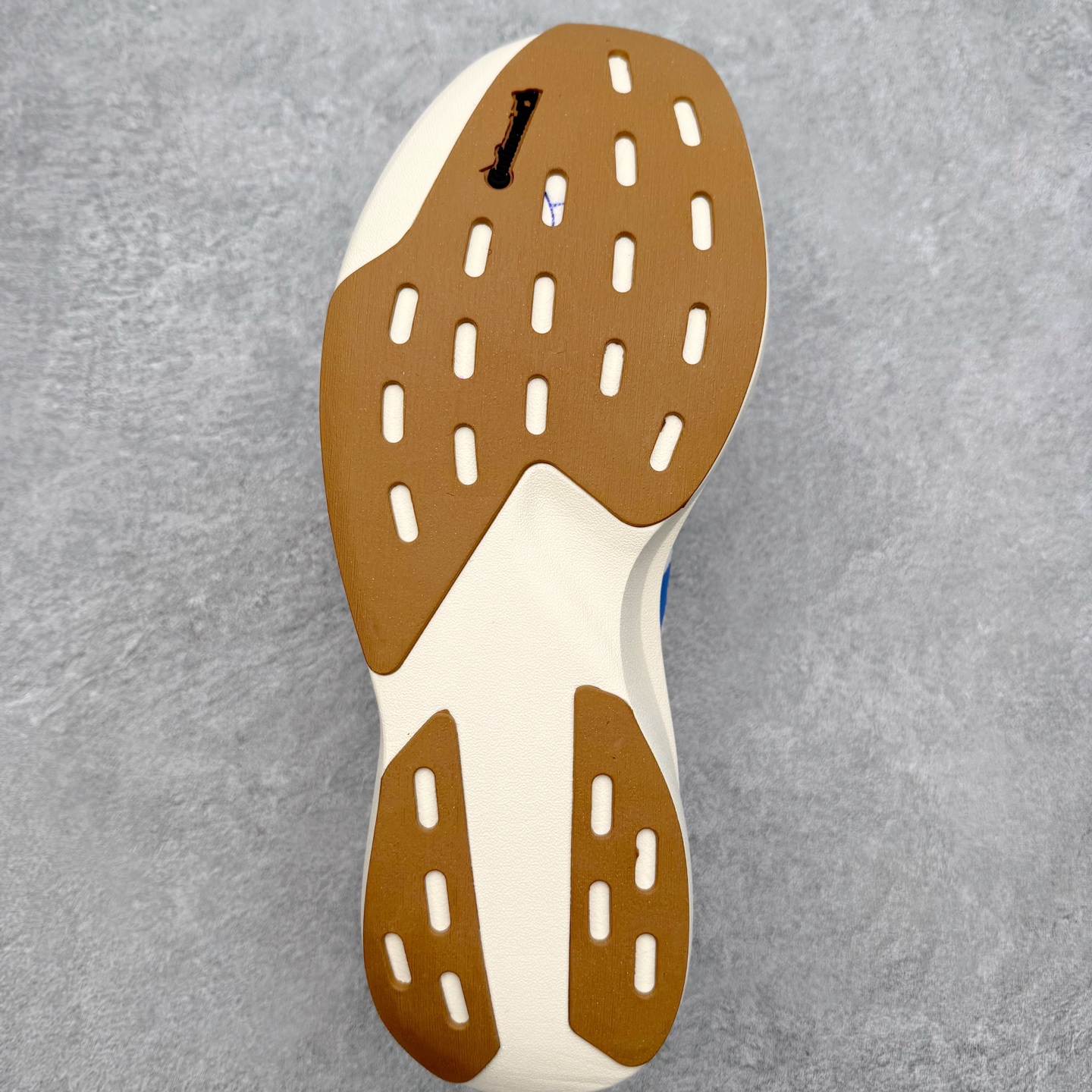 图片[9]-＃福利特价 AD Adizero EVO SL 马拉松竞速专业跑鞋 CELERMESH针织网面非常轻薄 纤维间的缝隙很大 可以保证跑步时的透气、排汗效果 鞋舌直接与两侧的内衬和鞋底连接在一起 在跑步过程中不会被鞋舌的左右移动所困扰 在标准鞋带孔的基础上再拓宽一组鞋带孔 适合不同脚型的需求 突破性 EnergyRods 技术，有助于跑者实现更好的成绩 中底独特的LIGHTSTRIKE PRO泡棉材质 微弹感觉在跑步过程中给予了良好的支撑体验 对于顶级精英和高水平进阶跑者来说 ADIOS PRO是一双值得信赖的竞速比赛用鞋 尺码：36 36.5 37.5 38 38.5 39 40 40.5 41 42 42.5 43 44 44.5 45-选品中心