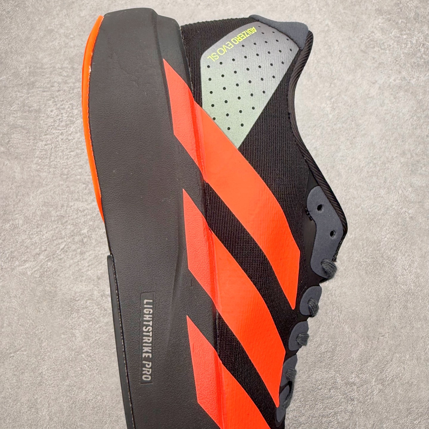 图片[6]-＃福利特价 AD Adizero EVO SL 马拉松竞速专业跑鞋 CELERMESH针织网面非常轻薄 纤维间的缝隙很大 可以保证跑步时的透气、排汗效果 鞋舌直接与两侧的内衬和鞋底连接在一起 在跑步过程中不会被鞋舌的左右移动所困扰 在标准鞋带孔的基础上再拓宽一组鞋带孔 适合不同脚型的需求 突破性 EnergyRods 技术，有助于跑者实现更好的成绩 中底独特的LIGHTSTRIKE PRO泡棉材质 微弹感觉在跑步过程中给予了良好的支撑体验 对于顶级精英和高水平进阶跑者来说 ADIOS PRO是一双值得信赖的竞速比赛用鞋 尺码：36 36.5 37.5 38 38.5 39 40 40.5 41 42 42.5 43 44 44.5 45-选品中心