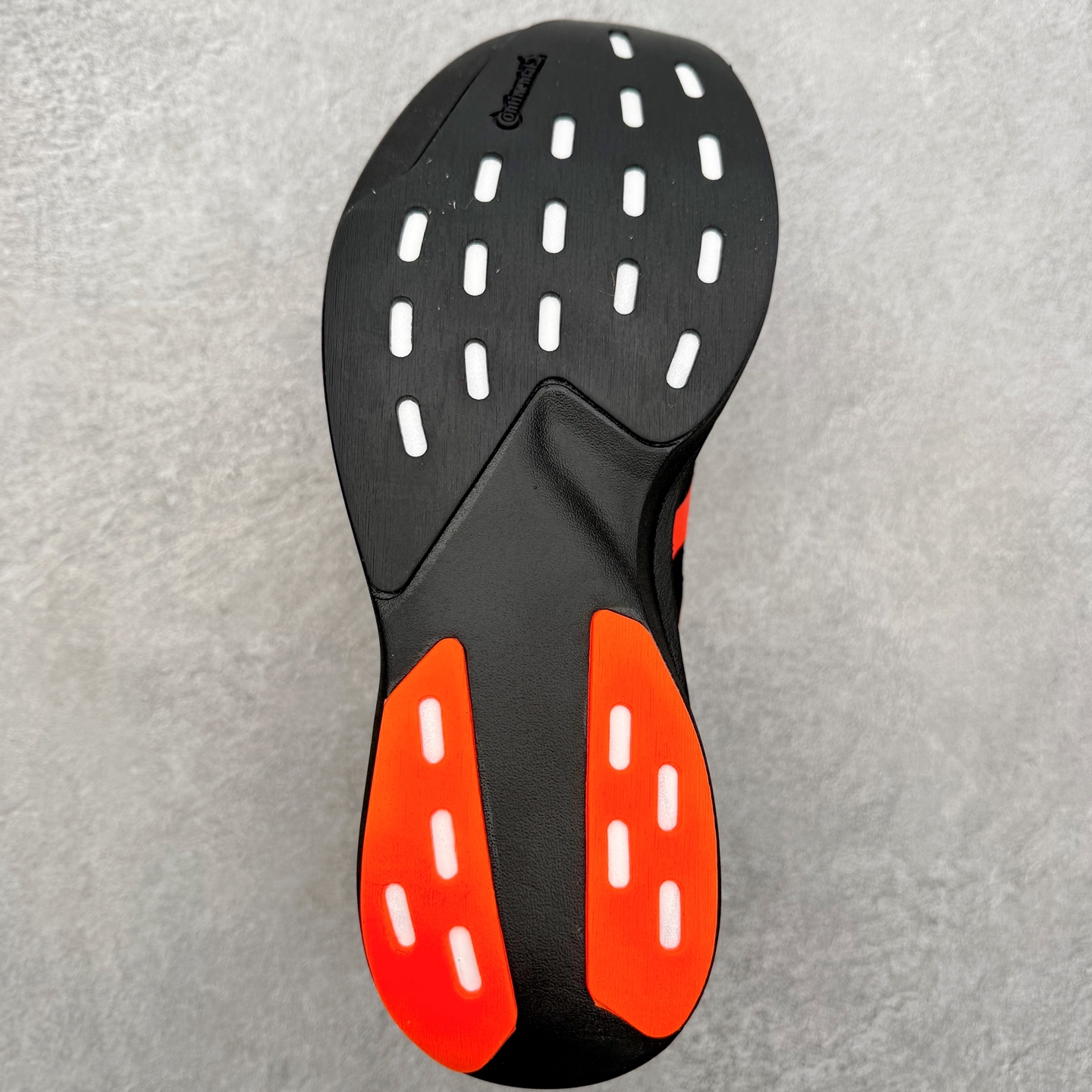 图片[9]-＃福利特价 AD Adizero EVO SL 马拉松竞速专业跑鞋 CELERMESH针织网面非常轻薄 纤维间的缝隙很大 可以保证跑步时的透气、排汗效果 鞋舌直接与两侧的内衬和鞋底连接在一起 在跑步过程中不会被鞋舌的左右移动所困扰 在标准鞋带孔的基础上再拓宽一组鞋带孔 适合不同脚型的需求 突破性 EnergyRods 技术，有助于跑者实现更好的成绩 中底独特的LIGHTSTRIKE PRO泡棉材质 微弹感觉在跑步过程中给予了良好的支撑体验 对于顶级精英和高水平进阶跑者来说 ADIOS PRO是一双值得信赖的竞速比赛用鞋 尺码：36 36.5 37.5 38 38.5 39 40 40.5 41 42 42.5 43 44 44.5 45-选品中心