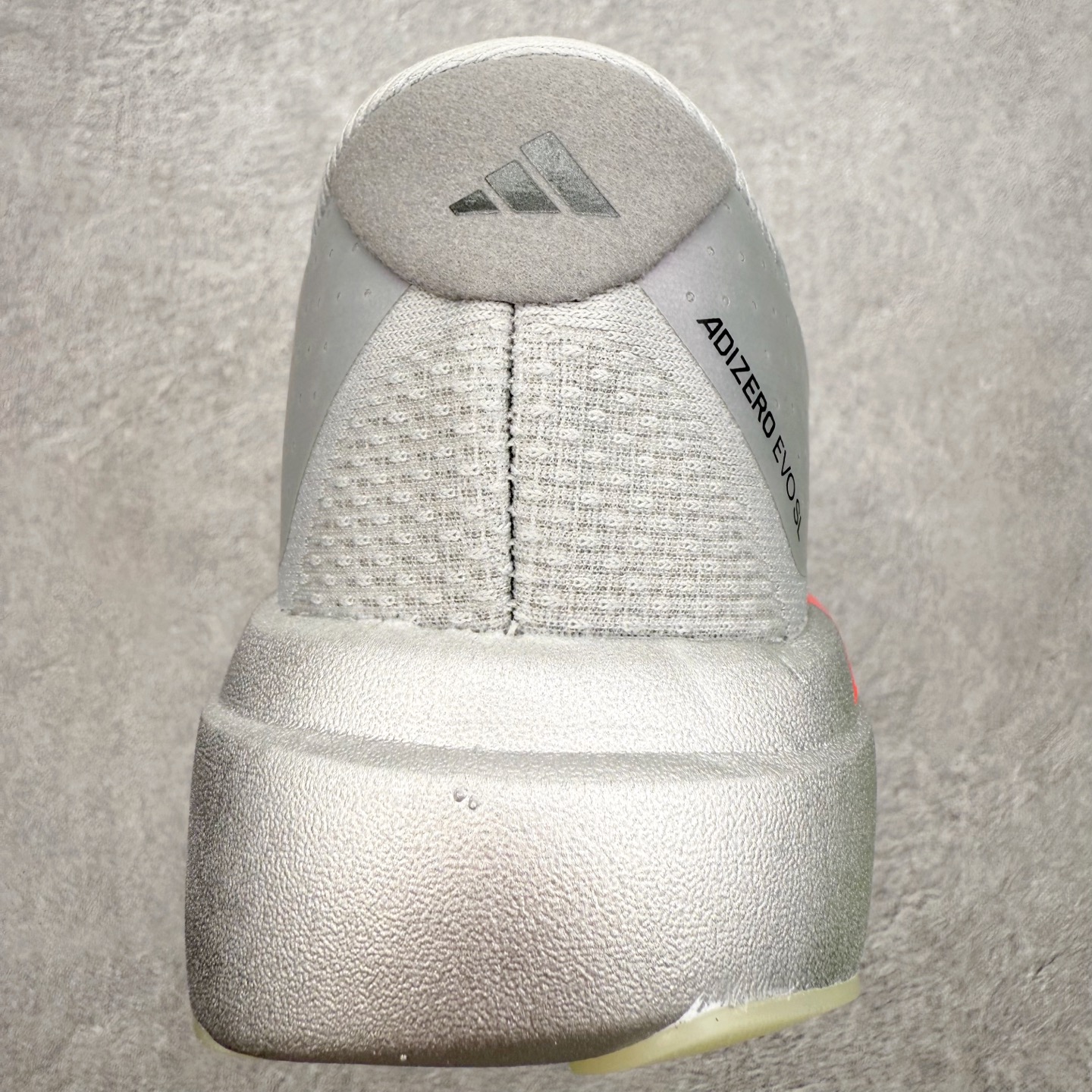 图片[8]-＃福利特价 AD Adizero EVO SL 马拉松竞速专业跑鞋 CELERMESH针织网面非常轻薄 纤维间的缝隙很大 可以保证跑步时的透气、排汗效果 鞋舌直接与两侧的内衬和鞋底连接在一起 在跑步过程中不会被鞋舌的左右移动所困扰 在标准鞋带孔的基础上再拓宽一组鞋带孔 适合不同脚型的需求 突破性 EnergyRods 技术，有助于跑者实现更好的成绩 中底独特的LIGHTSTRIKE PRO泡棉材质 微弹感觉在跑步过程中给予了良好的支撑体验 对于顶级精英和高水平进阶跑者来说 ADIOS PRO是一双值得信赖的竞速比赛用鞋 尺码：36 36.5 37.5 38 38.5 39 40 40.5 41 42 42.5 43 44 44.5 45-选品中心