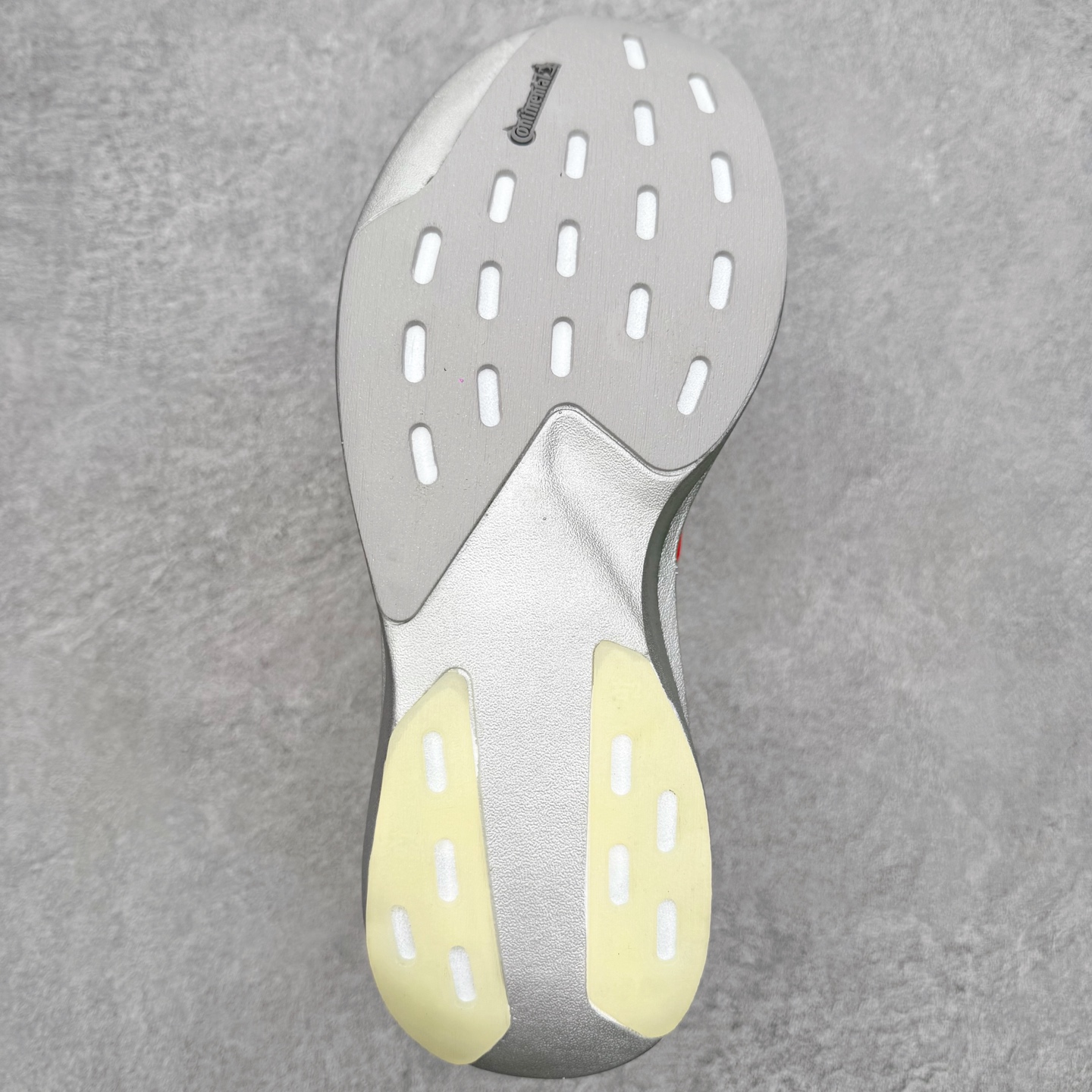 图片[9]-＃福利特价 AD Adizero EVO SL 马拉松竞速专业跑鞋 CELERMESH针织网面非常轻薄 纤维间的缝隙很大 可以保证跑步时的透气、排汗效果 鞋舌直接与两侧的内衬和鞋底连接在一起 在跑步过程中不会被鞋舌的左右移动所困扰 在标准鞋带孔的基础上再拓宽一组鞋带孔 适合不同脚型的需求 突破性 EnergyRods 技术，有助于跑者实现更好的成绩 中底独特的LIGHTSTRIKE PRO泡棉材质 微弹感觉在跑步过程中给予了良好的支撑体验 对于顶级精英和高水平进阶跑者来说 ADIOS PRO是一双值得信赖的竞速比赛用鞋 尺码：36 36.5 37.5 38 38.5 39 40 40.5 41 42 42.5 43 44 44.5 45-选品中心