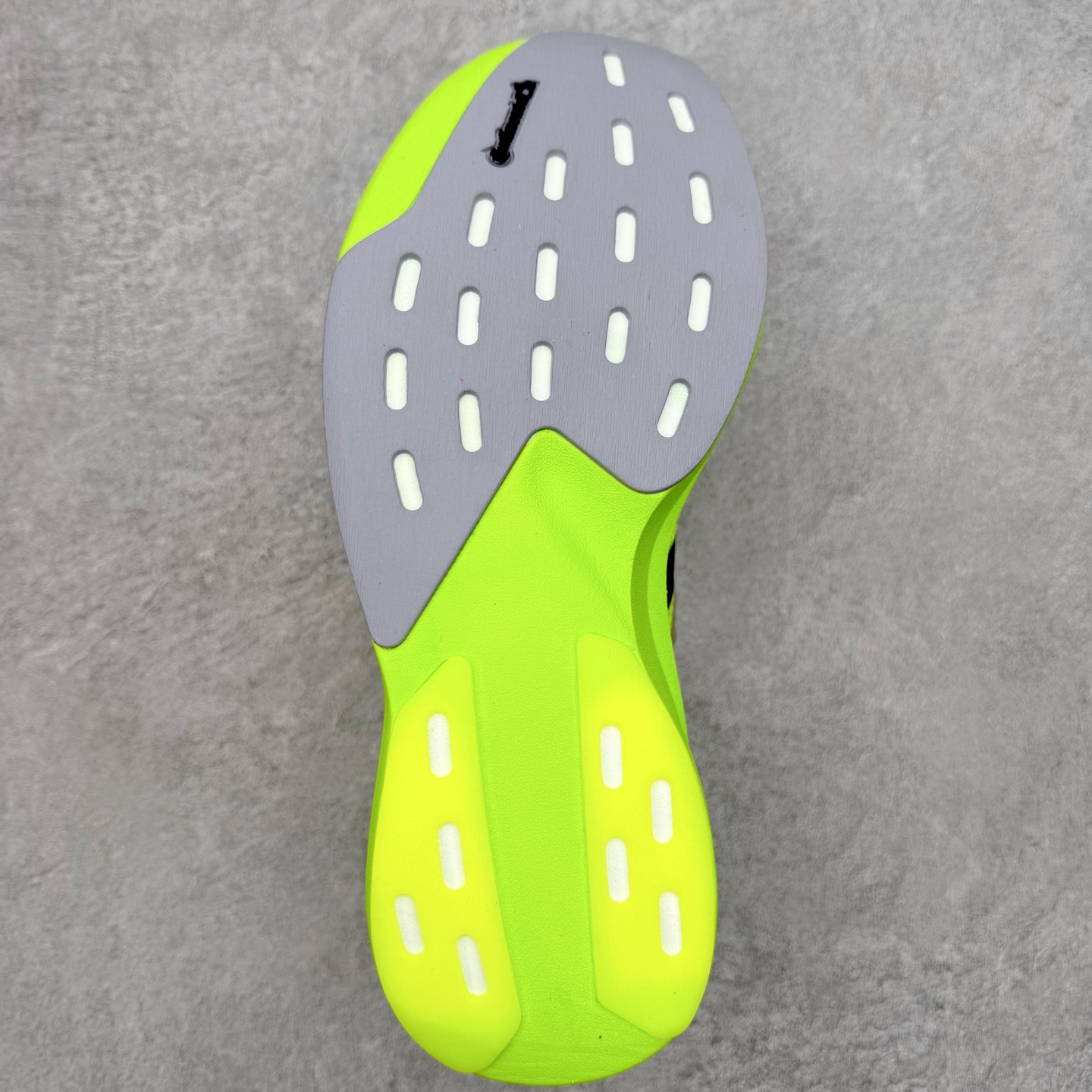 图片[9]-＃福利特价 AD Adizero EVO SL 马拉松竞速专业跑鞋 CELERMESH针织网面非常轻薄 纤维间的缝隙很大 可以保证跑步时的透气、排汗效果 鞋舌直接与两侧的内衬和鞋底连接在一起 在跑步过程中不会被鞋舌的左右移动所困扰 在标准鞋带孔的基础上再拓宽一组鞋带孔 适合不同脚型的需求 突破性 EnergyRods 技术，有助于跑者实现更好的成绩 中底独特的LIGHTSTRIKE PRO泡棉材质 微弹感觉在跑步过程中给予了良好的支撑体验 对于顶级精英和高水平进阶跑者来说 ADIOS PRO是一双值得信赖的竞速比赛用鞋 尺码：36 36.5 37.5 38 38.5 39 40 40.5 41 42 42.5 43 44 44.5 45-选品中心