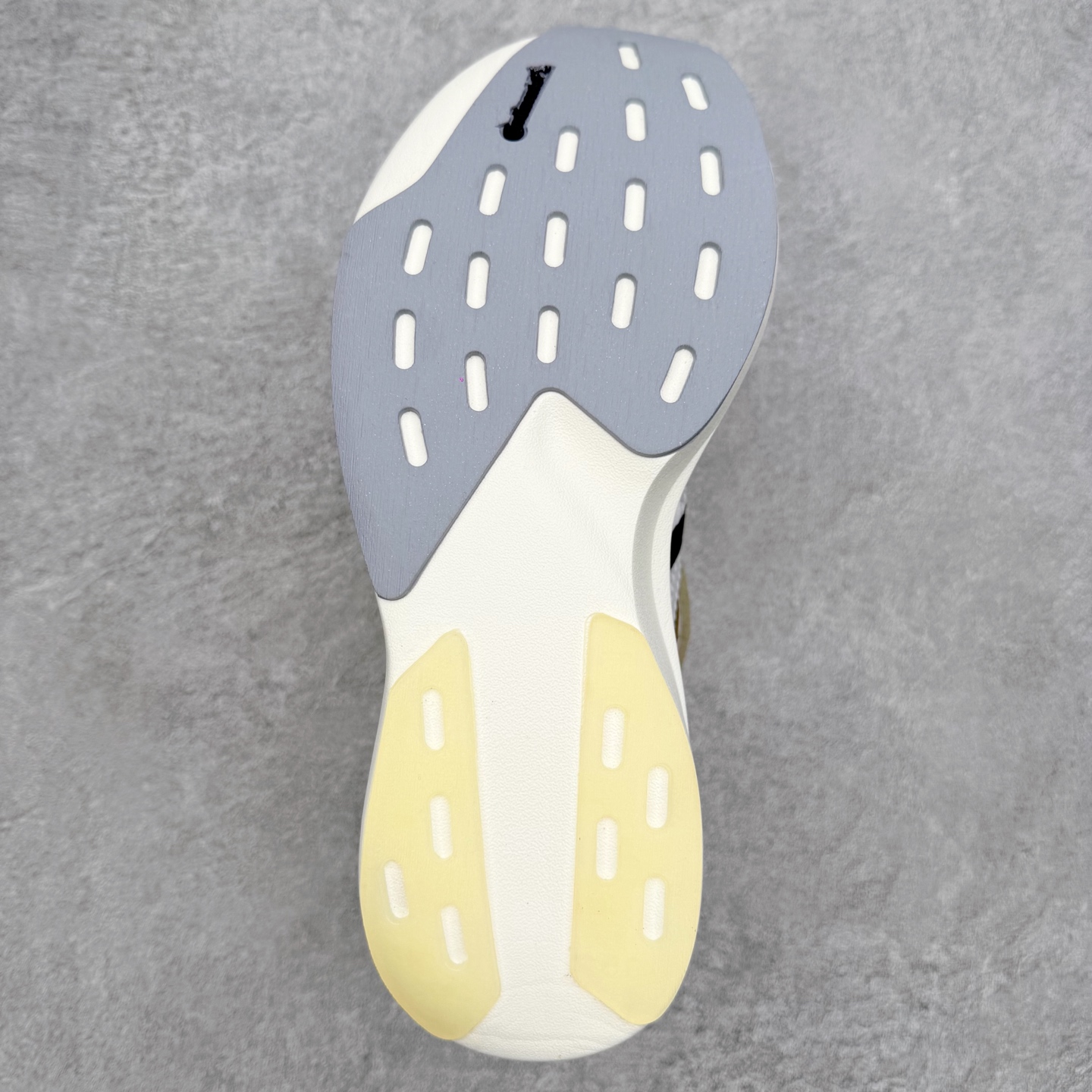 图片[9]-＃福利特价 AD Adizero EVO SL 马拉松竞速专业跑鞋 CELERMESH针织网面非常轻薄 纤维间的缝隙很大 可以保证跑步时的透气、排汗效果 鞋舌直接与两侧的内衬和鞋底连接在一起 在跑步过程中不会被鞋舌的左右移动所困扰 在标准鞋带孔的基础上再拓宽一组鞋带孔 适合不同脚型的需求 突破性 EnergyRods 技术，有助于跑者实现更好的成绩 中底独特的LIGHTSTRIKE PRO泡棉材质 微弹感觉在跑步过程中给予了良好的支撑体验 对于顶级精英和高水平进阶跑者来说 ADIOS PRO是一双值得信赖的竞速比赛用鞋 尺码：36 36.5 37.5 38 38.5 39 40 40.5 41 42 42.5 43 44 44.5 45-选品中心