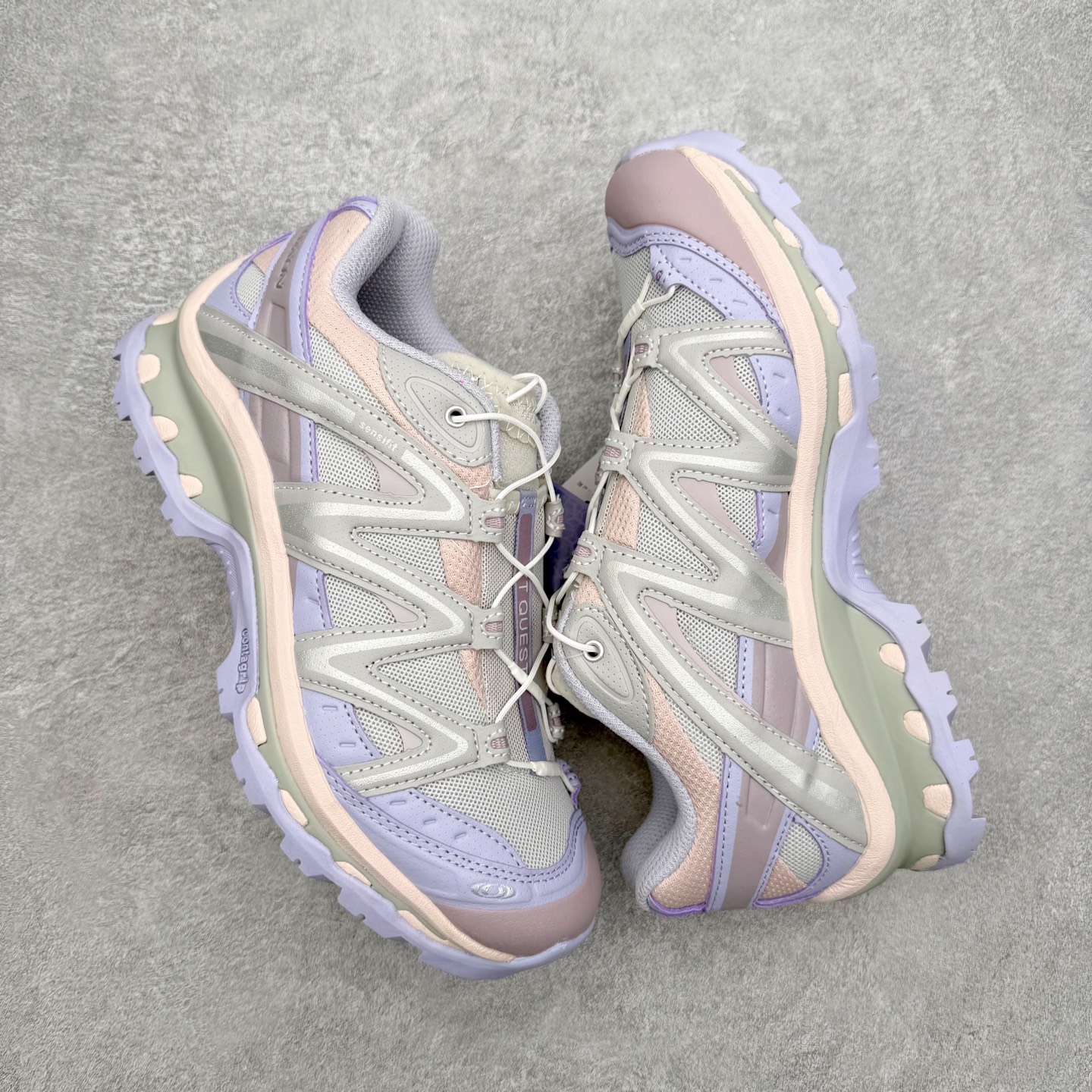 图片[3]-＃绿X/GX Salomon XT-QUEST ADV 萨洛蒙潮流越野机能户外功能鞋 纯原外贸平台特供订单 耗时半年巨作 全套原纸板楦头开发 原厂特供网布配套加持 确保原汁原味 完美呈现版型 原档数据独家私模五层组合大底 男女鞋同步官方开发至46.5 原装Ortholite轻量化鞋垫 中底布带钢印编号 原厂TPU锁扣 进口港宝加持 后跟自然饱满 还原公司包裹性 基于 SALOMON 初代 XT 鞋身造型并搭载 4D ADVANCED CHASSIS™ 大底打造而成 为这款 XT-QUEST 带来了多项足部控制与保护等功能性 如在运动过程中控制左右晃动的过程而提高稳定性、改善长途越野过程中足中到足尖的过渡、提高感知岩石的精确度以抵抗尖锐物体对脚底的伤害以及采用动态缓冲来增强穿着舒适感 从而减轻疲劳感 使 XT-QUEST 成为一双舒适且安全的户外之履 尺码：36 36.5 37.5 38 38.5 39 40 40.5 41 42 42.5 43 44 44.5 45 46 46.5-选品中心