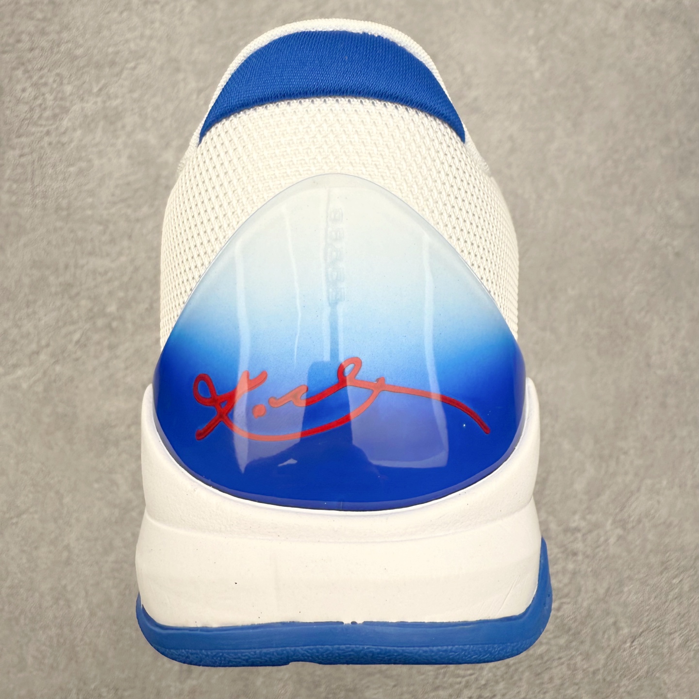 图片[8]-NK Zoom Kobe 5 Protro 科比五代实战篮球鞋 马年定制CYN配色 Eric Avar 这一次在设计中将轻盈发挥到了极致 鞋面采用了更加轻盈、更加强韧的创新的Flywire 2.0技术 球鞋重量更加轻质 重量仅为10.6盎司 内靴设计也使得穿着更加舒适 中底的配置则依日是可靠的zoom气垫和碳板的搭配 外底有个小细节令人十分喜欢 将纹路做成了心电图状 寓意科比对于篮球的喜爱 尺码：40 40.5 41 42 42.5 43 44 44.5 45 46-选品中心