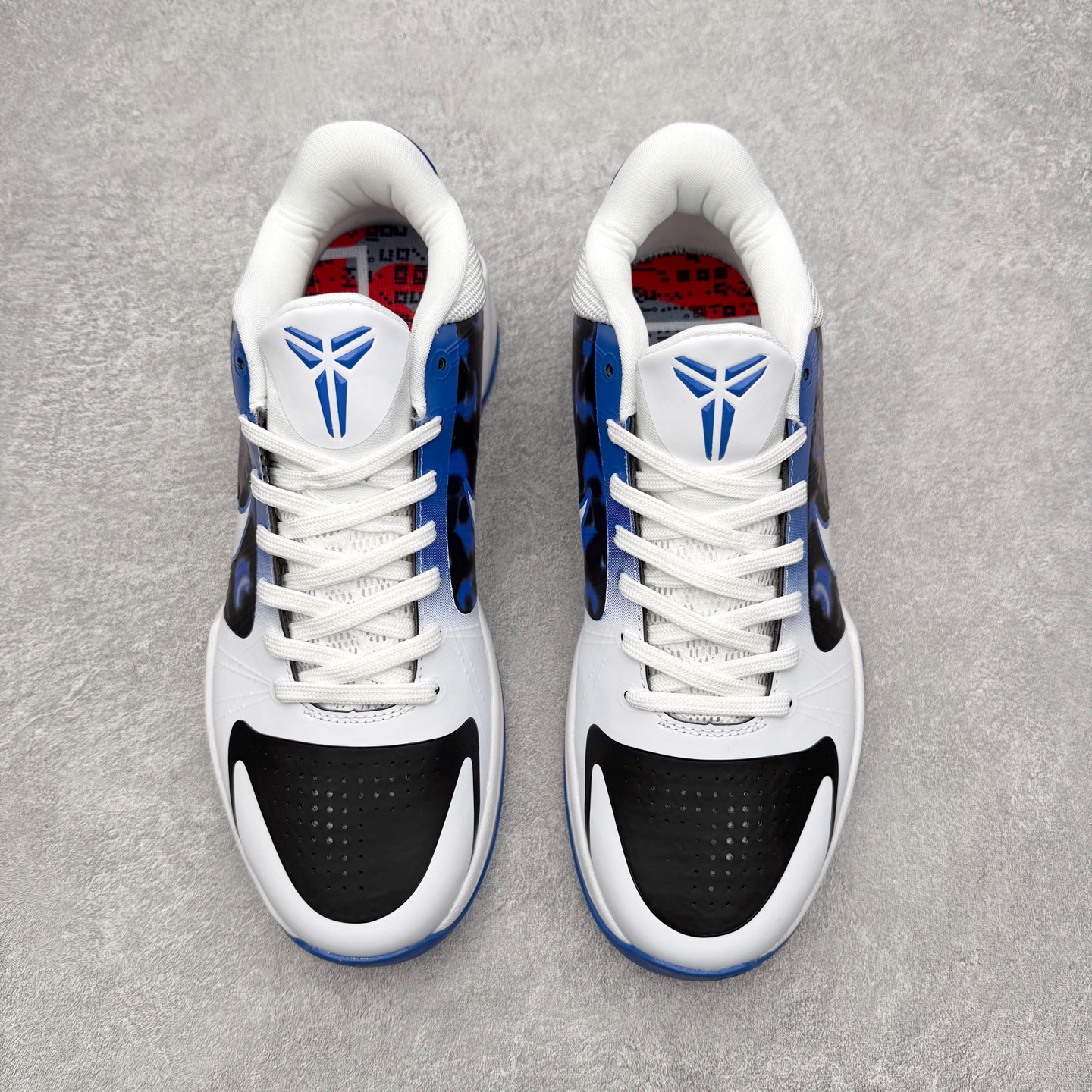 图片[2]-NK Zoom Kobe 5 Protro 科比五代实战篮球鞋 马年定制CYN配色 Eric Avar 这一次在设计中将轻盈发挥到了极致 鞋面采用了更加轻盈、更加强韧的创新的Flywire 2.0技术 球鞋重量更加轻质 重量仅为10.6盎司 内靴设计也使得穿着更加舒适 中底的配置则依日是可靠的zoom气垫和碳板的搭配 外底有个小细节令人十分喜欢 将纹路做成了心电图状 寓意科比对于篮球的喜爱 尺码：40 40.5 41 42 42.5 43 44 44.5 45 46-选品中心