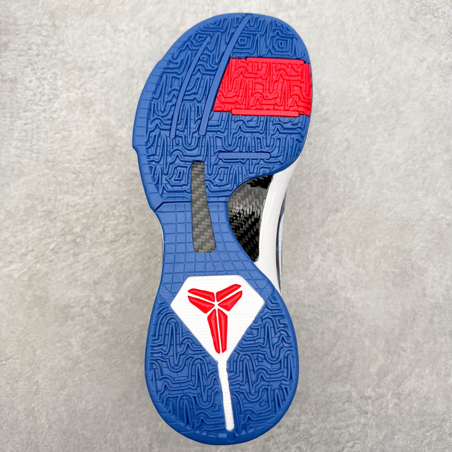 图片[9]-NK Zoom Kobe 5 Protro 科比五代实战篮球鞋 马年定制CYN配色 Eric Avar 这一次在设计中将轻盈发挥到了极致 鞋面采用了更加轻盈、更加强韧的创新的Flywire 2.0技术 球鞋重量更加轻质 重量仅为10.6盎司 内靴设计也使得穿着更加舒适 中底的配置则依日是可靠的zoom气垫和碳板的搭配 外底有个小细节令人十分喜欢 将纹路做成了心电图状 寓意科比对于篮球的喜爱 尺码：40 40.5 41 42 42.5 43 44 44.5 45 46-选品中心