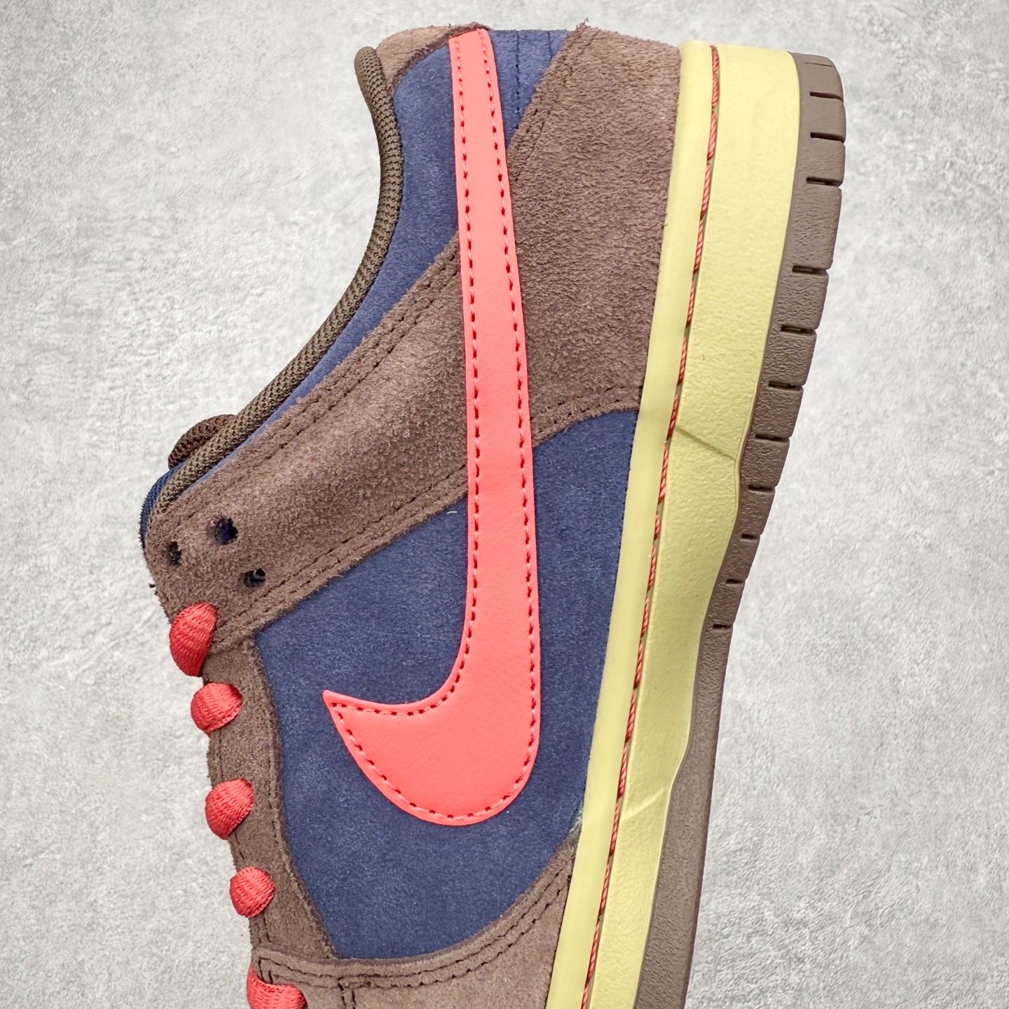 图片[7]-＃F版 NK Dunk SB Dunk Low Pro 时尚舒适 防滑耐磨低帮板鞋 巴洛克棕 HQ1625-200 实力大厂出品 新配色陆续开发 利润个位数只为口碑 全套原纸板楦头开发 确保原汁原味 完美呈现DUNK版型 一比一鞋头弧度高度鞋身弧度 此版本只针对中端市场 皮料材质有所更替 其他数据细节工艺流程均保持一致 绝不口嗨 细节品控鞋型随意对比 独家私模官方第六代原厂航空铝磨具打磨大底 鞋头坡度极致还原 无解鞋型 原盒原配 圈内天花板工艺 原厂玻璃冲刀 超高清洁度 全鞋零毛边皮料切割 原厂中底布点胶 中底布拉帮走线遵循公司 尺码：36 36.5 37.5 38 38.5 39 40 40.5 41 42 42.5 43 44 44.5 45 46-选品中心