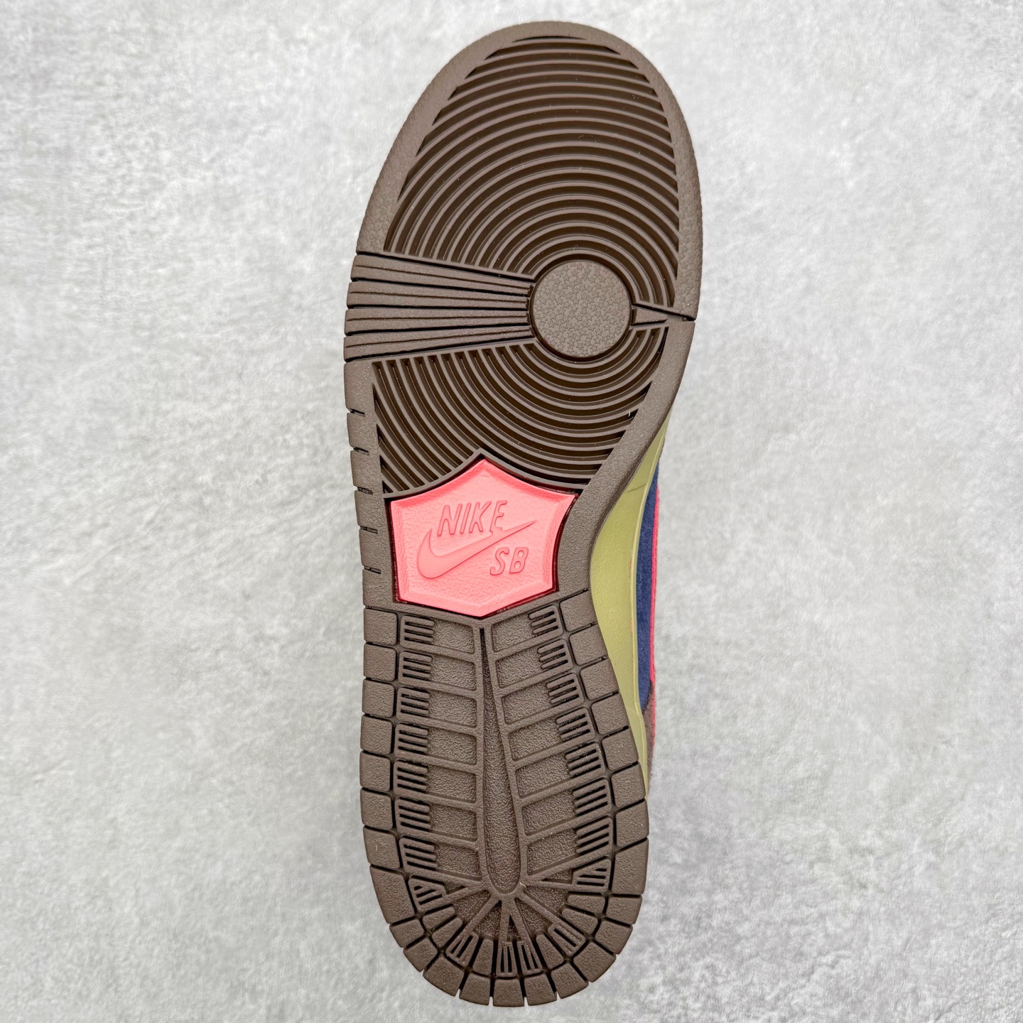 图片[9]-＃F版 NK Dunk SB Dunk Low Pro 时尚舒适 防滑耐磨低帮板鞋 巴洛克棕 HQ1625-200 实力大厂出品 新配色陆续开发 利润个位数只为口碑 全套原纸板楦头开发 确保原汁原味 完美呈现DUNK版型 一比一鞋头弧度高度鞋身弧度 此版本只针对中端市场 皮料材质有所更替 其他数据细节工艺流程均保持一致 绝不口嗨 细节品控鞋型随意对比 独家私模官方第六代原厂航空铝磨具打磨大底 鞋头坡度极致还原 无解鞋型 原盒原配 圈内天花板工艺 原厂玻璃冲刀 超高清洁度 全鞋零毛边皮料切割 原厂中底布点胶 中底布拉帮走线遵循公司 尺码：36 36.5 37.5 38 38.5 39 40 40.5 41 42 42.5 43 44 44.5 45 46-选品中心