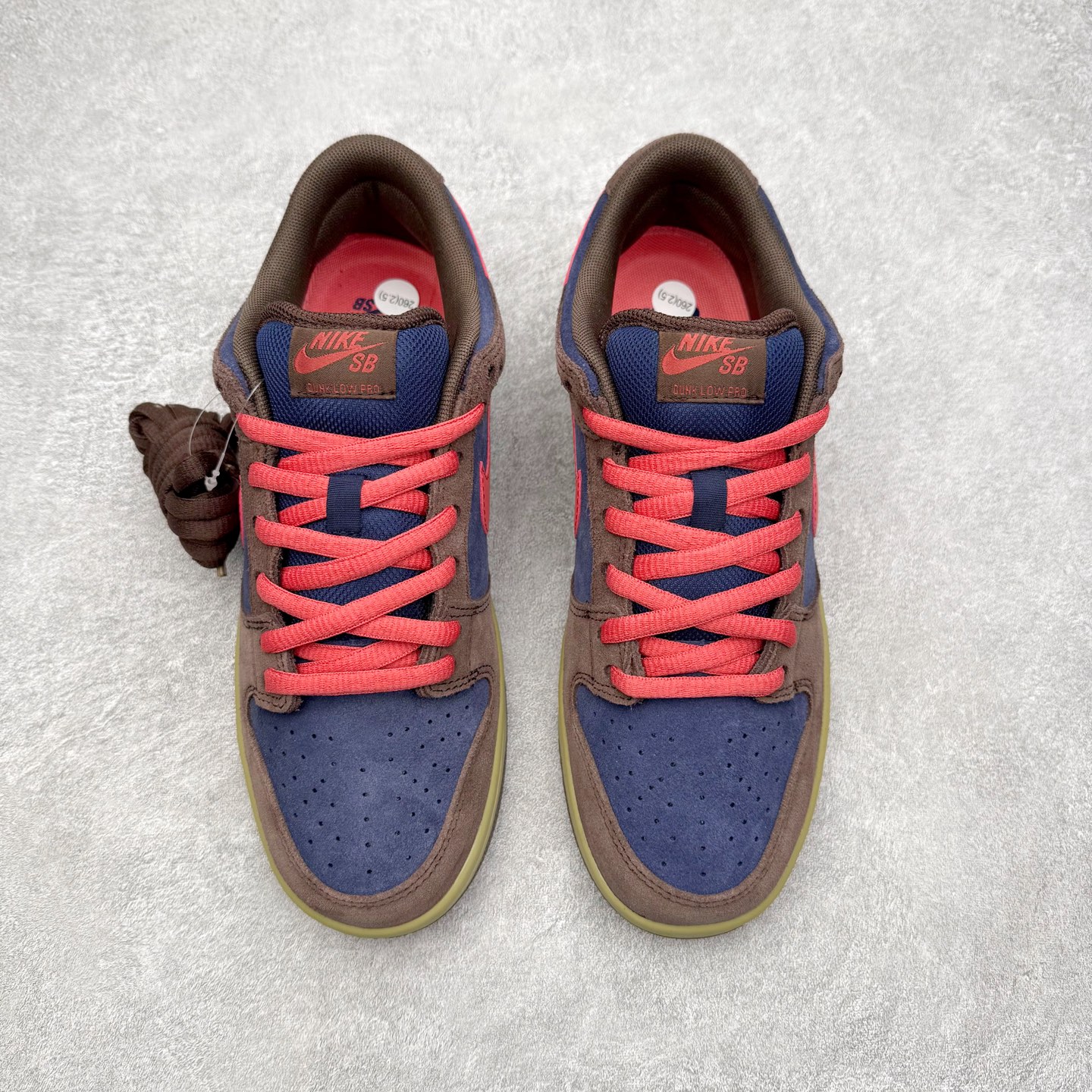 图片[2]-＃F版 NK Dunk SB Dunk Low Pro 时尚舒适 防滑耐磨低帮板鞋 巴洛克棕 HQ1625-200 实力大厂出品 新配色陆续开发 利润个位数只为口碑 全套原纸板楦头开发 确保原汁原味 完美呈现DUNK版型 一比一鞋头弧度高度鞋身弧度 此版本只针对中端市场 皮料材质有所更替 其他数据细节工艺流程均保持一致 绝不口嗨 细节品控鞋型随意对比 独家私模官方第六代原厂航空铝磨具打磨大底 鞋头坡度极致还原 无解鞋型 原盒原配 圈内天花板工艺 原厂玻璃冲刀 超高清洁度 全鞋零毛边皮料切割 原厂中底布点胶 中底布拉帮走线遵循公司 尺码：36 36.5 37.5 38 38.5 39 40 40.5 41 42 42.5 43 44 44.5 45 46-选品中心