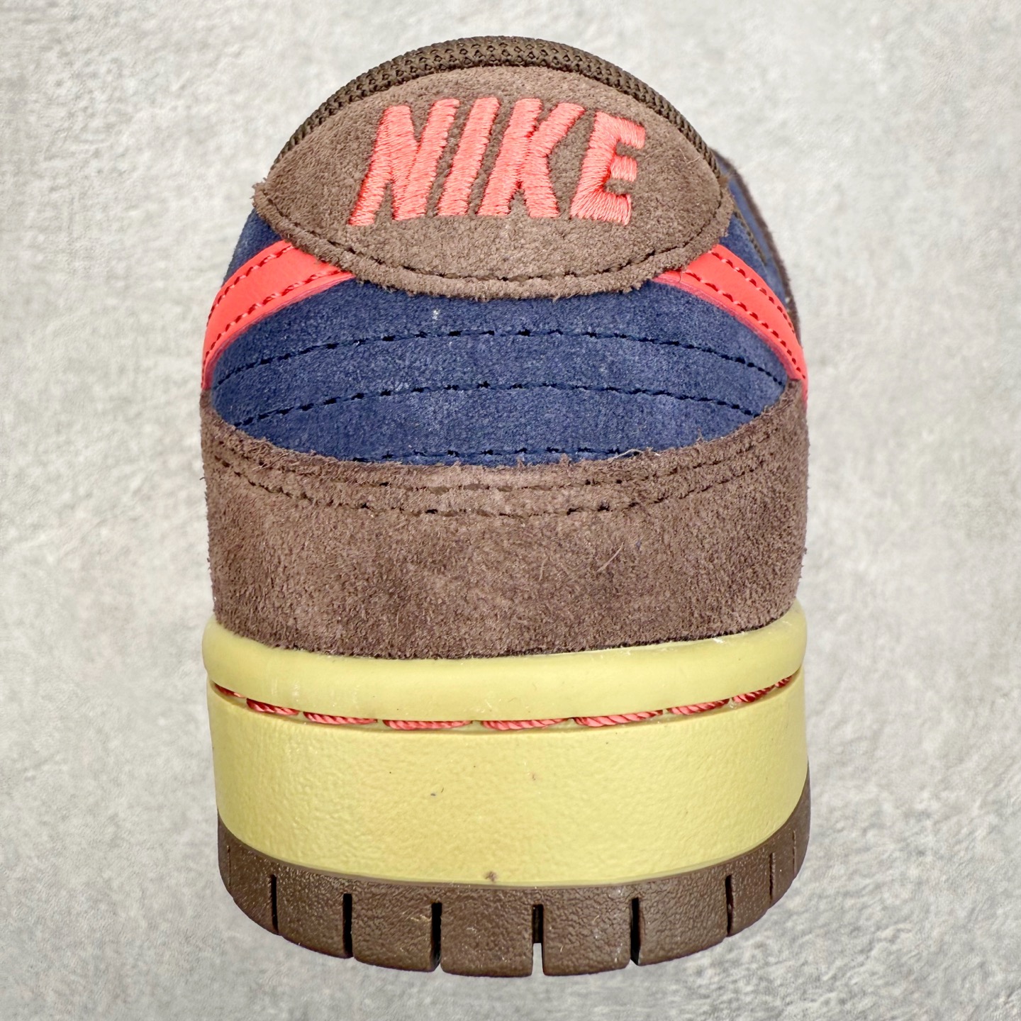 图片[8]-＃F版 NK Dunk SB Dunk Low Pro 时尚舒适 防滑耐磨低帮板鞋 巴洛克棕 HQ1625-200 实力大厂出品 新配色陆续开发 利润个位数只为口碑 全套原纸板楦头开发 确保原汁原味 完美呈现DUNK版型 一比一鞋头弧度高度鞋身弧度 此版本只针对中端市场 皮料材质有所更替 其他数据细节工艺流程均保持一致 绝不口嗨 细节品控鞋型随意对比 独家私模官方第六代原厂航空铝磨具打磨大底 鞋头坡度极致还原 无解鞋型 原盒原配 圈内天花板工艺 原厂玻璃冲刀 超高清洁度 全鞋零毛边皮料切割 原厂中底布点胶 中底布拉帮走线遵循公司 尺码：36 36.5 37.5 38 38.5 39 40 40.5 41 42 42.5 43 44 44.5 45 46-选品中心