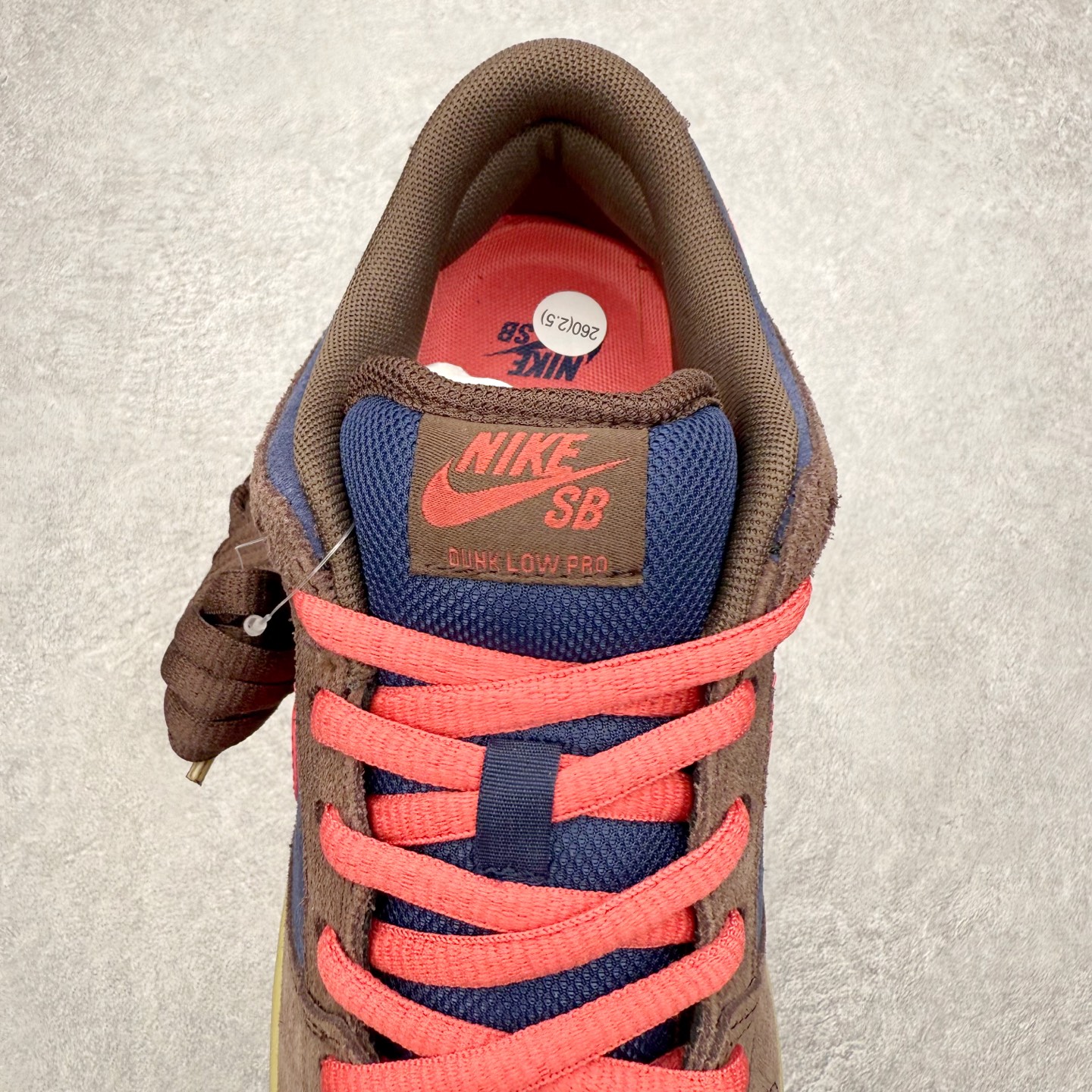 图片[5]-＃F版 NK Dunk SB Dunk Low Pro 时尚舒适 防滑耐磨低帮板鞋 巴洛克棕 HQ1625-200 实力大厂出品 新配色陆续开发 利润个位数只为口碑 全套原纸板楦头开发 确保原汁原味 完美呈现DUNK版型 一比一鞋头弧度高度鞋身弧度 此版本只针对中端市场 皮料材质有所更替 其他数据细节工艺流程均保持一致 绝不口嗨 细节品控鞋型随意对比 独家私模官方第六代原厂航空铝磨具打磨大底 鞋头坡度极致还原 无解鞋型 原盒原配 圈内天花板工艺 原厂玻璃冲刀 超高清洁度 全鞋零毛边皮料切割 原厂中底布点胶 中底布拉帮走线遵循公司 尺码：36 36.5 37.5 38 38.5 39 40 40.5 41 42 42.5 43 44 44.5 45 46-选品中心