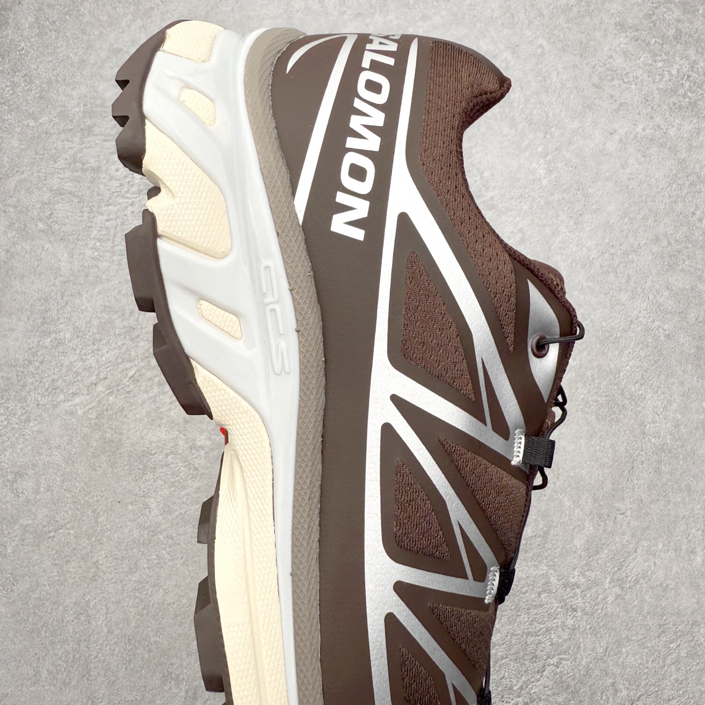 图片[6]-＃绿X/GX Salomon XT-6 萨洛蒙复古潮流户外机能登山跑鞋 纯原外贸平台特供订单 耗时半年巨作 全套原纸板楦头开发 原厂特供网布配套加持 确保原汁原味 完美呈现版型 原档数据独家私模五层组合大底 男女鞋同步官方开发至46.5 原装Ortholite轻量化鞋垫 中底布带钢印编号 原厂TPU锁扣 进口港宝加持 后跟自然饱满 还原公司包裹性 鞋面以“锯齿”状的包裹系统呈现 在基色底之下加入了各种色点缀 将公司的最新技术和时尚前卫的造型融入耐用的长跑款式中 鞋面由 TPU 薄膜制成 并焊接在高耐磨网眼上 使其既时尚又坚固 由 ACS底盘支撑 可增强稳定性和支撑力 以及由橡胶凸耳 Contragrip外底覆盖的 EVA 缓冲中底 旨在应对崎岖的地形 鞋舌上的彩色Salomon 标签、Quicklace 系统以及鞋头、鞋舌和鞋跟上的附加品牌使细节更加完美 让穿着者可以轻松驾驭户外与通勤下的任何运动生活场景 无缝鞋身户外随意纵横 颜值与脚感兼备 出街通勤 绝对非常吸睛 你值得拥有 尺码：36 36.5 37.5 38 38.5 39 40 40.5 41 42 42.5 43 44 44.5 45 46 46.5 注意：偏小1码-选品中心