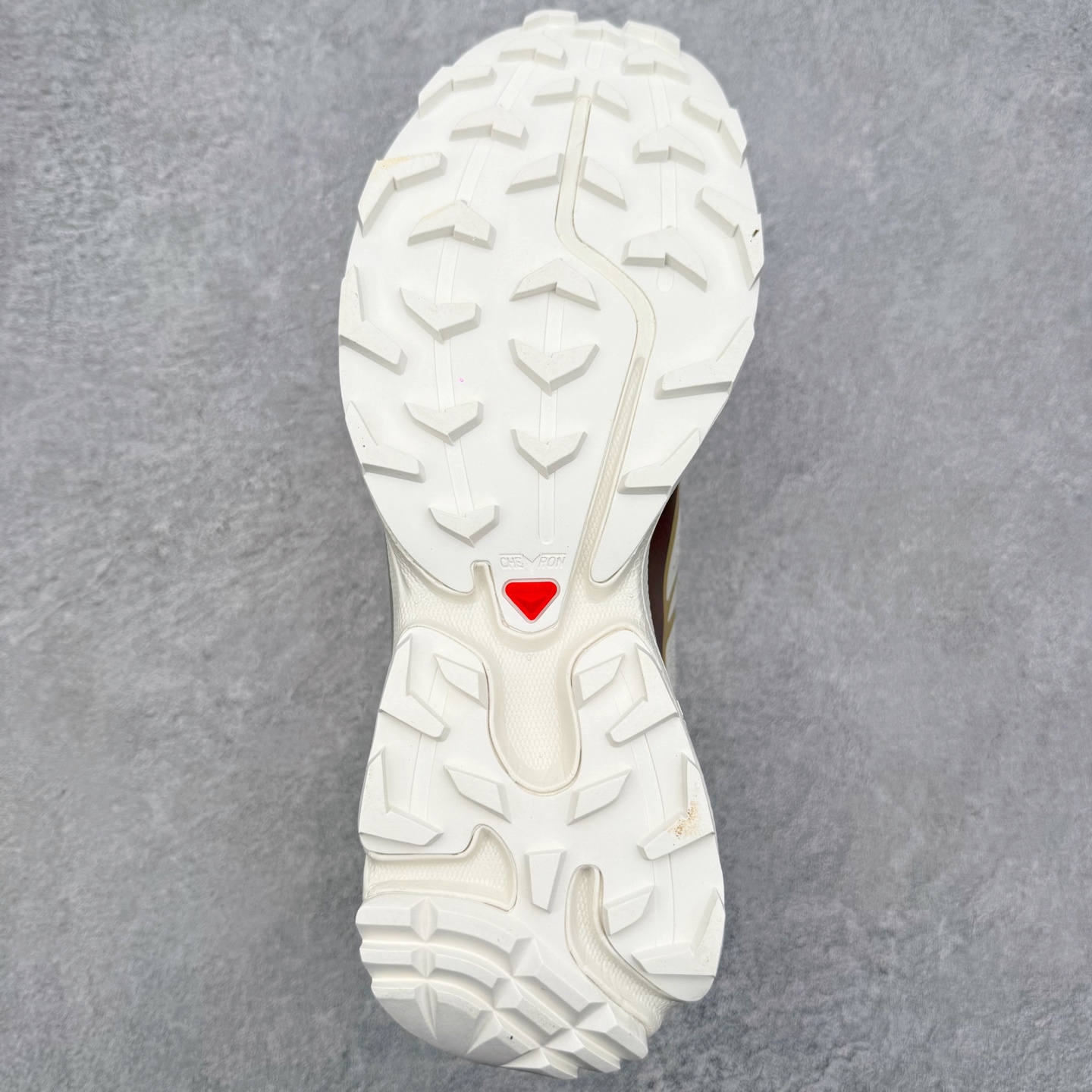 图片[9]-＃绿X/GX Salomon XT-6 萨洛蒙复古潮流户外机能登山跑鞋 纯原外贸平台特供订单 耗时半年巨作 全套原纸板楦头开发 原厂特供网布配套加持 确保原汁原味 完美呈现版型 原档数据独家私模五层组合大底 男女鞋同步官方开发至46.5 原装Ortholite轻量化鞋垫 中底布带钢印编号 原厂TPU锁扣 进口港宝加持 后跟自然饱满 还原公司包裹性 鞋面以“锯齿”状的包裹系统呈现 在基色底之下加入了各种色点缀 将公司的最新技术和时尚前卫的造型融入耐用的长跑款式中 鞋面由 TPU 薄膜制成 并焊接在高耐磨网眼上 使其既时尚又坚固 由 ACS底盘支撑 可增强稳定性和支撑力 以及由橡胶凸耳 Contragrip外底覆盖的 EVA 缓冲中底 旨在应对崎岖的地形 鞋舌上的彩色Salomon 标签、Quicklace 系统以及鞋头、鞋舌和鞋跟上的附加品牌使细节更加完美 让穿着者可以轻松驾驭户外与通勤下的任何运动生活场景 无缝鞋身户外随意纵横 颜值与脚感兼备 出街通勤 绝对非常吸睛 你值得拥有 尺码：36 36.5 37.5 38 38.5 39 40 40.5 41 42 42.5 43 44 44.5 45 46 46.5 注意：偏小1码-选品中心