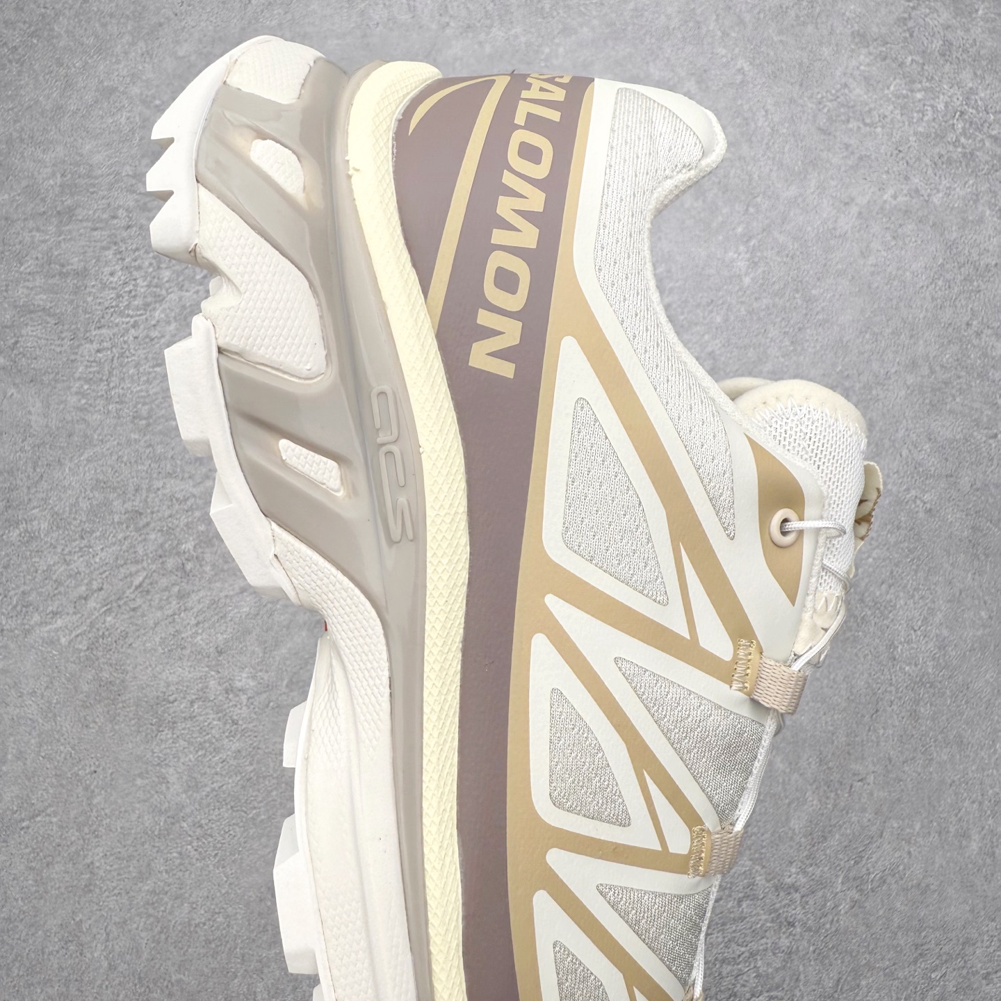 图片[6]-＃绿X/GX Salomon XT-6 萨洛蒙复古潮流户外机能登山跑鞋 纯原外贸平台特供订单 耗时半年巨作 全套原纸板楦头开发 原厂特供网布配套加持 确保原汁原味 完美呈现版型 原档数据独家私模五层组合大底 男女鞋同步官方开发至46.5 原装Ortholite轻量化鞋垫 中底布带钢印编号 原厂TPU锁扣 进口港宝加持 后跟自然饱满 还原公司包裹性 鞋面以“锯齿”状的包裹系统呈现 在基色底之下加入了各种色点缀 将公司的最新技术和时尚前卫的造型融入耐用的长跑款式中 鞋面由 TPU 薄膜制成 并焊接在高耐磨网眼上 使其既时尚又坚固 由 ACS底盘支撑 可增强稳定性和支撑力 以及由橡胶凸耳 Contragrip外底覆盖的 EVA 缓冲中底 旨在应对崎岖的地形 鞋舌上的彩色Salomon 标签、Quicklace 系统以及鞋头、鞋舌和鞋跟上的附加品牌使细节更加完美 让穿着者可以轻松驾驭户外与通勤下的任何运动生活场景 无缝鞋身户外随意纵横 颜值与脚感兼备 出街通勤 绝对非常吸睛 你值得拥有 尺码：36 36.5 37.5 38 38.5 39 40 40.5 41 42 42.5 43 44 44.5 45 46 46.5 注意：偏小1码-选品中心