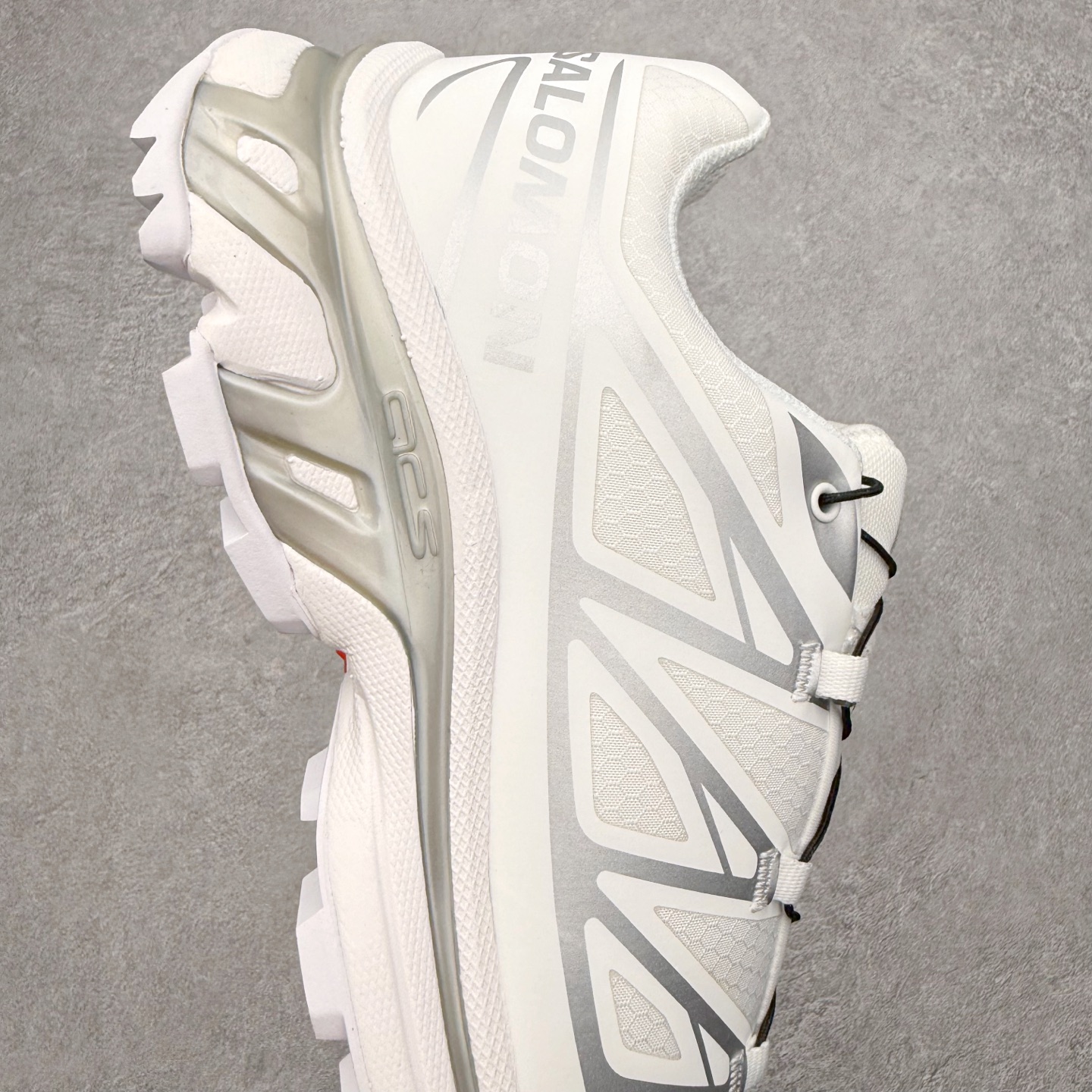 图片[6]-＃绿X/GX Salomon XT-6 萨洛蒙复古潮流户外机能登山跑鞋 纯原外贸平台特供订单 耗时半年巨作 全套原纸板楦头开发 原厂特供网布配套加持 确保原汁原味 完美呈现版型 原档数据独家私模五层组合大底 男女鞋同步官方开发至46.5 原装Ortholite轻量化鞋垫 中底布带钢印编号 原厂TPU锁扣 进口港宝加持 后跟自然饱满 还原公司包裹性 鞋面以“锯齿”状的包裹系统呈现 在基色底之下加入了各种色点缀 将公司的最新技术和时尚前卫的造型融入耐用的长跑款式中 鞋面由 TPU 薄膜制成 并焊接在高耐磨网眼上 使其既时尚又坚固 由 ACS底盘支撑 可增强稳定性和支撑力 以及由橡胶凸耳 Contragrip外底覆盖的 EVA 缓冲中底 旨在应对崎岖的地形 鞋舌上的彩色Salomon 标签、Quicklace 系统以及鞋头、鞋舌和鞋跟上的附加品牌使细节更加完美 让穿着者可以轻松驾驭户外与通勤下的任何运动生活场景 无缝鞋身户外随意纵横 颜值与脚感兼备 出街通勤 绝对非常吸睛 你值得拥有 尺码：36 36.5 37.5 38 38.5 39 40 40.5 41 42 42.5 43 44 44.5 45 46 46.5 注意：偏小1码-选品中心