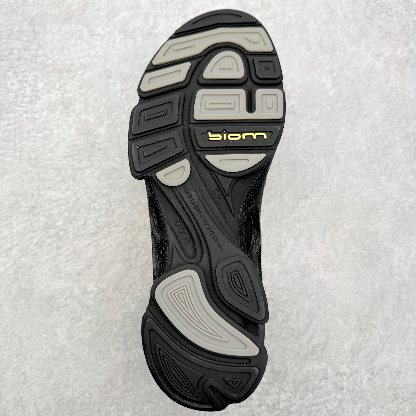 图片[9]-ECCo爱步 Biom C 时尚简约牛皮减震耐磨低帮休闲跑步鞋 ECCO以三大核心特征为依托：北欧设计风格、鞋履制作、积极的生活方式。北欧设计风格：北欧设计特点是独特、有格调、实用和简约，并且品质优良。鞋履制作：ECCO钟爱鞋履制作以及一切与鞋履制作相关的事物。积极的生活方式：ECCO的创始人希望制作出的鞋履无需磨合，即可完美贴合脚型，帮助人们享受行走的乐趣。ECCO的成功源自其产品质量和创新的技术水平，恪守“鞋遵循双足”的设计理念，将的舒适度和风格融为一体。ECCO跑遍全世界寻找创新的原料。从制革制鞋一体化的设置，源头上控制皮革质量，确保对人体无害。 尺码：38 39 40 41 42 43 44 （皮鞋码）-选品中心