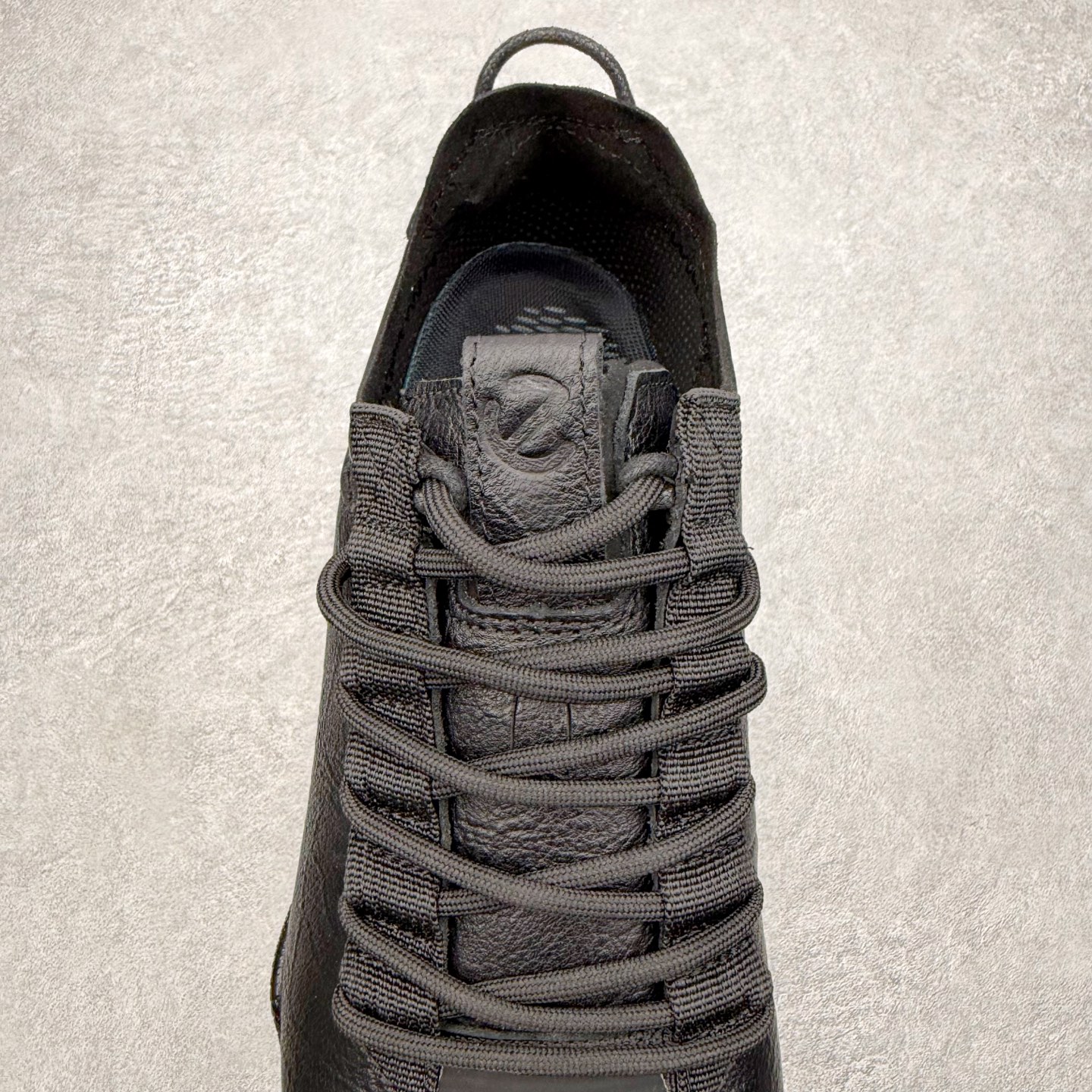 图片[5]-ECCo爱步 Biom C 时尚简约牛皮减震耐磨低帮休闲跑步鞋 ECCO以三大核心特征为依托：北欧设计风格、鞋履制作、积极的生活方式。北欧设计风格：北欧设计特点是独特、有格调、实用和简约，并且品质优良。鞋履制作：ECCO钟爱鞋履制作以及一切与鞋履制作相关的事物。积极的生活方式：ECCO的创始人希望制作出的鞋履无需磨合，即可完美贴合脚型，帮助人们享受行走的乐趣。ECCO的成功源自其产品质量和创新的技术水平，恪守“鞋遵循双足”的设计理念，将的舒适度和风格融为一体。ECCO跑遍全世界寻找创新的原料。从制革制鞋一体化的设置，源头上控制皮革质量，确保对人体无害。 尺码：38 39 40 41 42 43 44 （皮鞋码）-选品中心