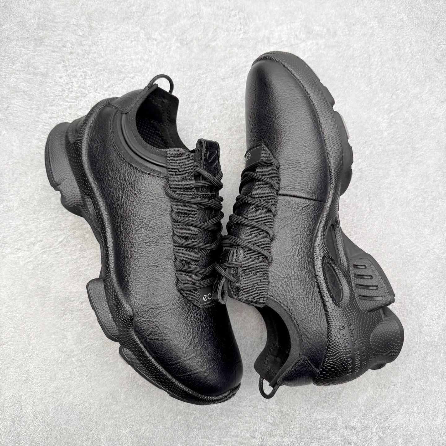 图片[3]-ECCo爱步 Biom C 时尚简约牛皮减震耐磨低帮休闲跑步鞋 ECCO以三大核心特征为依托：北欧设计风格、鞋履制作、积极的生活方式。北欧设计风格：北欧设计特点是独特、有格调、实用和简约，并且品质优良。鞋履制作：ECCO钟爱鞋履制作以及一切与鞋履制作相关的事物。积极的生活方式：ECCO的创始人希望制作出的鞋履无需磨合，即可完美贴合脚型，帮助人们享受行走的乐趣。ECCO的成功源自其产品质量和创新的技术水平，恪守“鞋遵循双足”的设计理念，将的舒适度和风格融为一体。ECCO跑遍全世界寻找创新的原料。从制革制鞋一体化的设置，源头上控制皮革质量，确保对人体无害。 尺码：38 39 40 41 42 43 44 （皮鞋码）-选品中心