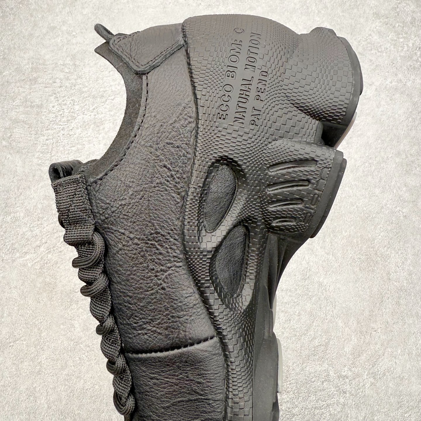 图片[7]-ECCo爱步 Biom C 时尚简约牛皮减震耐磨低帮休闲跑步鞋 ECCO以三大核心特征为依托：北欧设计风格、鞋履制作、积极的生活方式。北欧设计风格：北欧设计特点是独特、有格调、实用和简约，并且品质优良。鞋履制作：ECCO钟爱鞋履制作以及一切与鞋履制作相关的事物。积极的生活方式：ECCO的创始人希望制作出的鞋履无需磨合，即可完美贴合脚型，帮助人们享受行走的乐趣。ECCO的成功源自其产品质量和创新的技术水平，恪守“鞋遵循双足”的设计理念，将的舒适度和风格融为一体。ECCO跑遍全世界寻找创新的原料。从制革制鞋一体化的设置，源头上控制皮革质量，确保对人体无害。 尺码：38 39 40 41 42 43 44 （皮鞋码）-选品中心