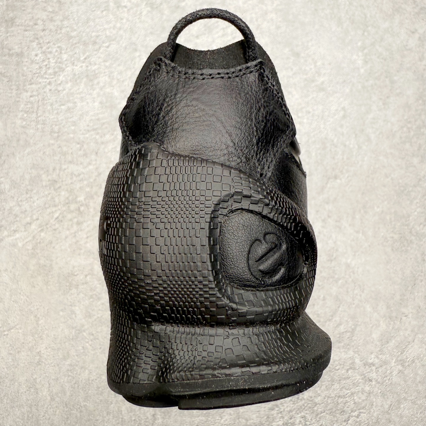 图片[8]-ECCo爱步 Biom C 时尚简约牛皮减震耐磨低帮休闲跑步鞋 ECCO以三大核心特征为依托：北欧设计风格、鞋履制作、积极的生活方式。北欧设计风格：北欧设计特点是独特、有格调、实用和简约，并且品质优良。鞋履制作：ECCO钟爱鞋履制作以及一切与鞋履制作相关的事物。积极的生活方式：ECCO的创始人希望制作出的鞋履无需磨合，即可完美贴合脚型，帮助人们享受行走的乐趣。ECCO的成功源自其产品质量和创新的技术水平，恪守“鞋遵循双足”的设计理念，将的舒适度和风格融为一体。ECCO跑遍全世界寻找创新的原料。从制革制鞋一体化的设置，源头上控制皮革质量，确保对人体无害。 尺码：38 39 40 41 42 43 44 （皮鞋码）-选品中心