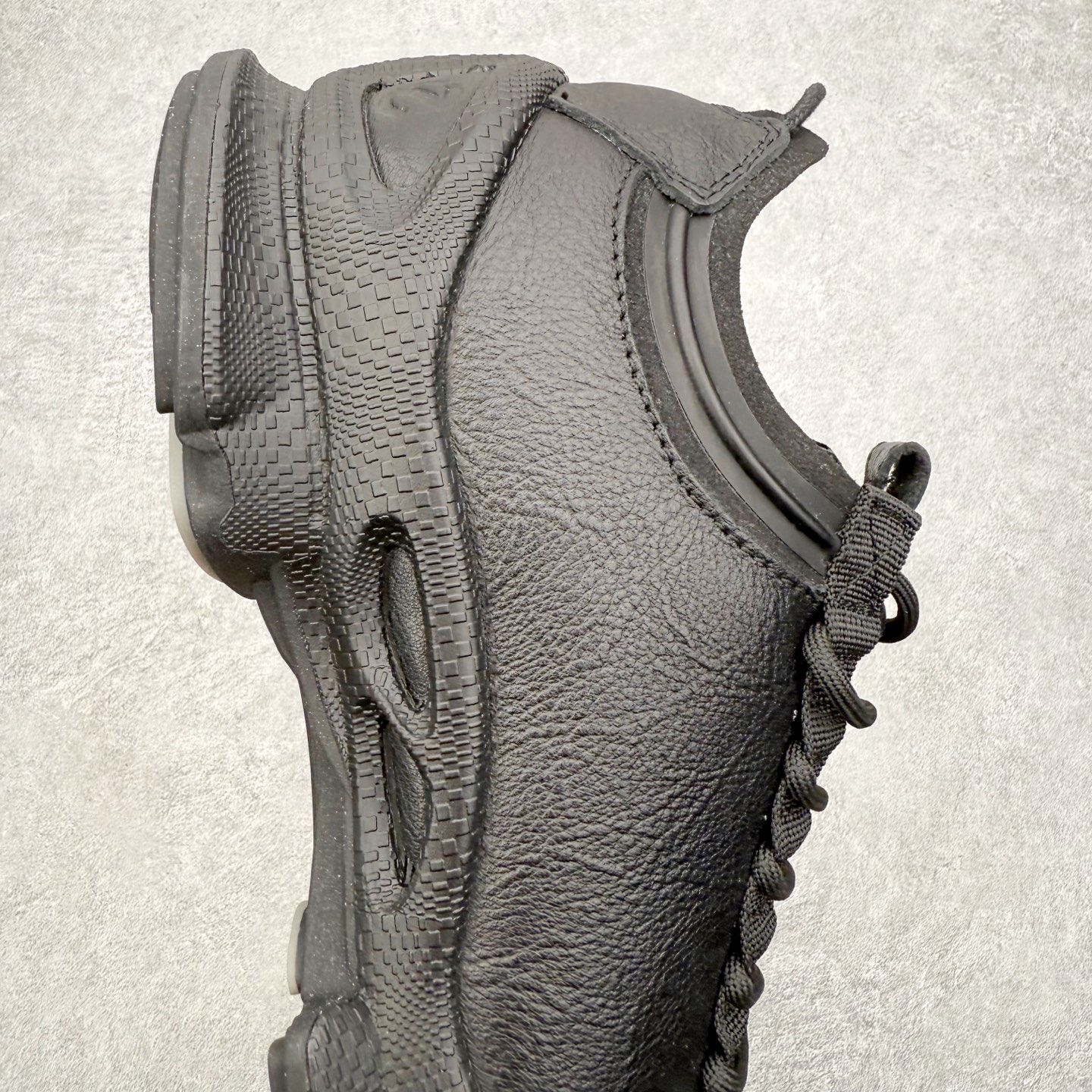 图片[6]-ECCo爱步 Biom C 时尚简约牛皮减震耐磨低帮休闲跑步鞋 ECCO以三大核心特征为依托：北欧设计风格、鞋履制作、积极的生活方式。北欧设计风格：北欧设计特点是独特、有格调、实用和简约，并且品质优良。鞋履制作：ECCO钟爱鞋履制作以及一切与鞋履制作相关的事物。积极的生活方式：ECCO的创始人希望制作出的鞋履无需磨合，即可完美贴合脚型，帮助人们享受行走的乐趣。ECCO的成功源自其产品质量和创新的技术水平，恪守“鞋遵循双足”的设计理念，将的舒适度和风格融为一体。ECCO跑遍全世界寻找创新的原料。从制革制鞋一体化的设置，源头上控制皮革质量，确保对人体无害。 尺码：38 39 40 41 42 43 44 （皮鞋码）-选品中心