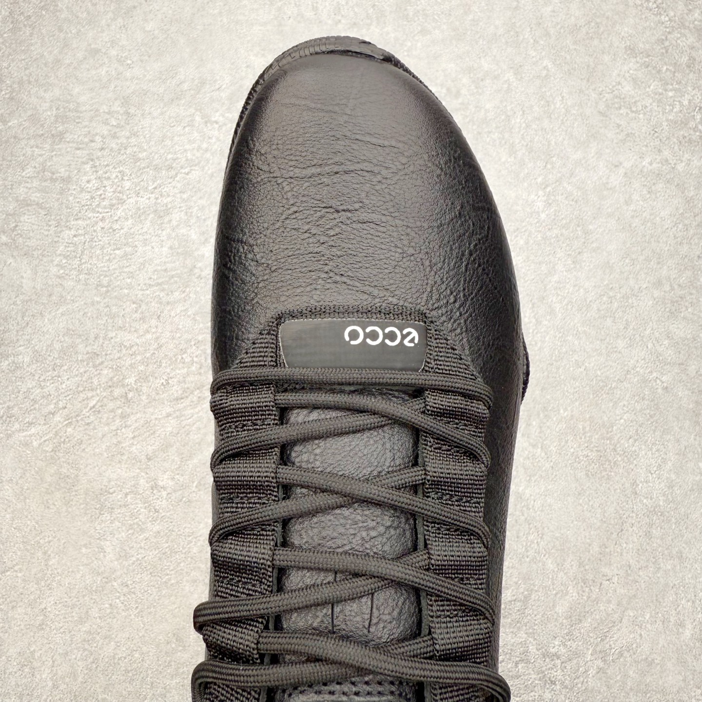 图片[4]-ECCo爱步 Biom C 时尚简约牛皮减震耐磨低帮休闲跑步鞋 ECCO以三大核心特征为依托：北欧设计风格、鞋履制作、积极的生活方式。北欧设计风格：北欧设计特点是独特、有格调、实用和简约，并且品质优良。鞋履制作：ECCO钟爱鞋履制作以及一切与鞋履制作相关的事物。积极的生活方式：ECCO的创始人希望制作出的鞋履无需磨合，即可完美贴合脚型，帮助人们享受行走的乐趣。ECCO的成功源自其产品质量和创新的技术水平，恪守“鞋遵循双足”的设计理念，将的舒适度和风格融为一体。ECCO跑遍全世界寻找创新的原料。从制革制鞋一体化的设置，源头上控制皮革质量，确保对人体无害。 尺码：38 39 40 41 42 43 44 （皮鞋码）-选品中心