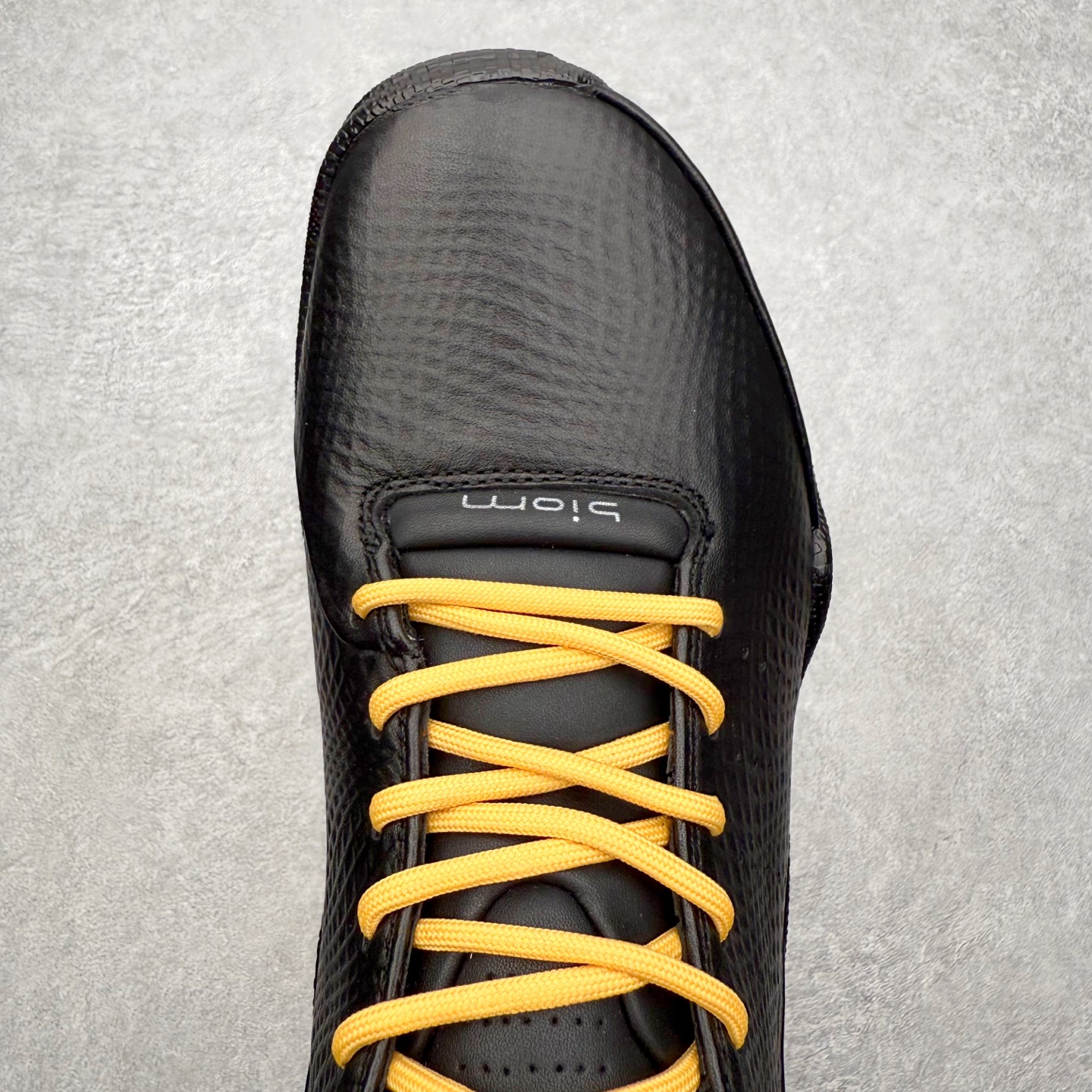 图片[4]-ECCo爱步 Biom C 时尚简约牛皮减震耐磨低帮休闲跑步鞋 ECCO以三大核心特征为依托：北欧设计风格、鞋履制作、积极的生活方式。北欧设计风格：北欧设计特点是独特、有格调、实用和简约，并且品质优良。鞋履制作：ECCO钟爱鞋履制作以及一切与鞋履制作相关的事物。积极的生活方式：ECCO的创始人希望制作出的鞋履无需磨合，即可完美贴合脚型，帮助人们享受行走的乐趣。ECCO的成功源自其产品质量和创新的技术水平，恪守“鞋遵循双足”的设计理念，将的舒适度和风格融为一体。ECCO跑遍全世界寻找创新的原料。从制革制鞋一体化的设置，源头上控制皮革质量，确保对人体无害。 尺码：38 39 40 41 42 43 44 （皮鞋码）-选品中心