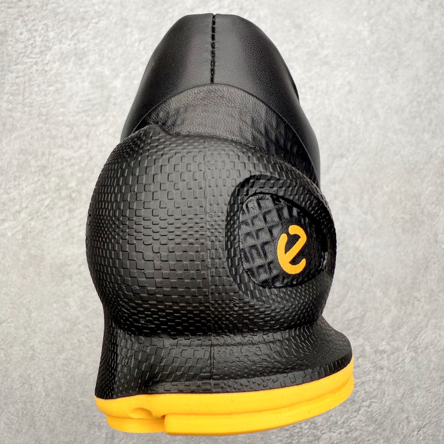 图片[8]-ECCo爱步 Biom C 时尚简约牛皮减震耐磨低帮休闲跑步鞋 ECCO以三大核心特征为依托：北欧设计风格、鞋履制作、积极的生活方式。北欧设计风格：北欧设计特点是独特、有格调、实用和简约，并且品质优良。鞋履制作：ECCO钟爱鞋履制作以及一切与鞋履制作相关的事物。积极的生活方式：ECCO的创始人希望制作出的鞋履无需磨合，即可完美贴合脚型，帮助人们享受行走的乐趣。ECCO的成功源自其产品质量和创新的技术水平，恪守“鞋遵循双足”的设计理念，将的舒适度和风格融为一体。ECCO跑遍全世界寻找创新的原料。从制革制鞋一体化的设置，源头上控制皮革质量，确保对人体无害。 尺码：38 39 40 41 42 43 44 （皮鞋码）-选品中心