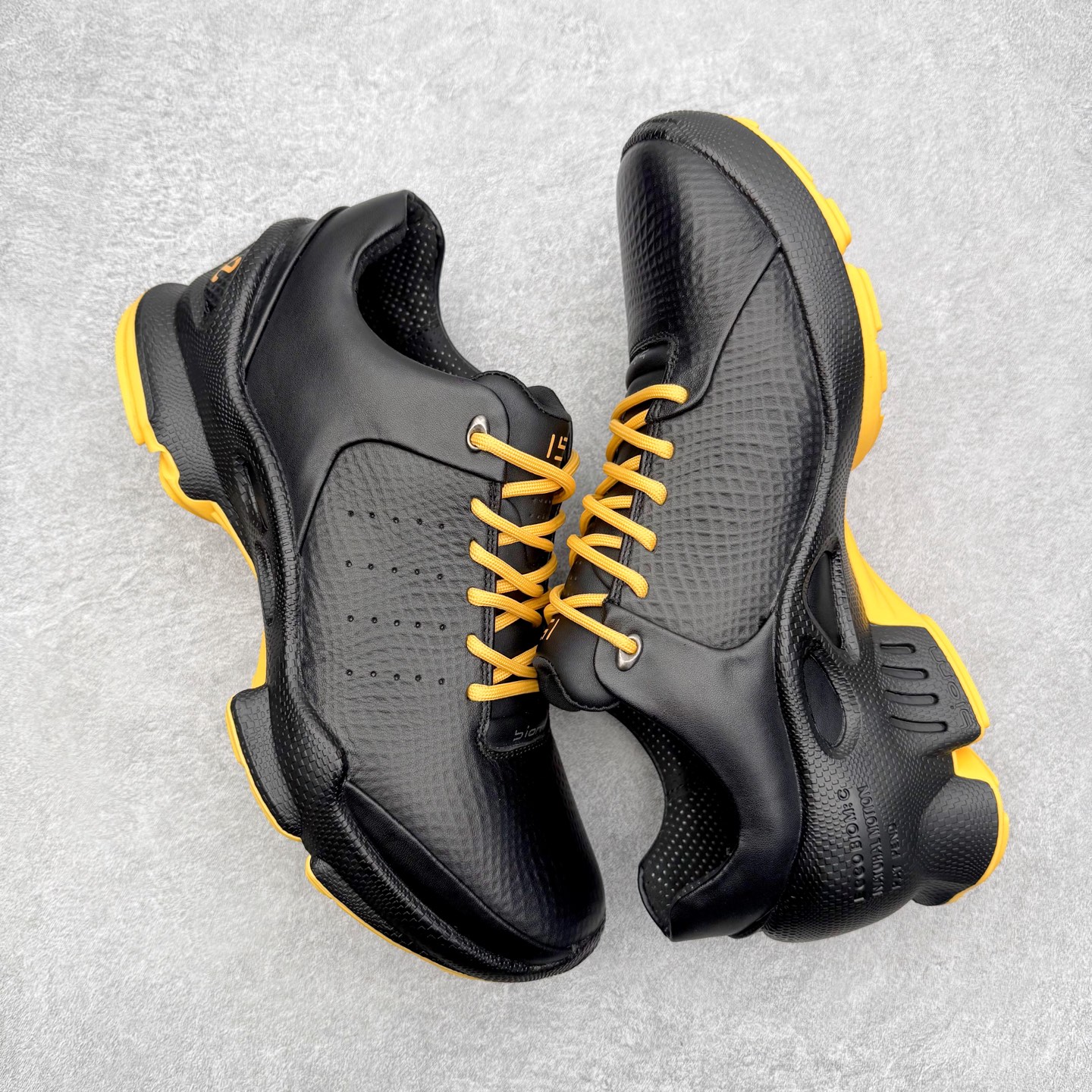 图片[3]-ECCo爱步 Biom C 时尚简约牛皮减震耐磨低帮休闲跑步鞋 ECCO以三大核心特征为依托：北欧设计风格、鞋履制作、积极的生活方式。北欧设计风格：北欧设计特点是独特、有格调、实用和简约，并且品质优良。鞋履制作：ECCO钟爱鞋履制作以及一切与鞋履制作相关的事物。积极的生活方式：ECCO的创始人希望制作出的鞋履无需磨合，即可完美贴合脚型，帮助人们享受行走的乐趣。ECCO的成功源自其产品质量和创新的技术水平，恪守“鞋遵循双足”的设计理念，将的舒适度和风格融为一体。ECCO跑遍全世界寻找创新的原料。从制革制鞋一体化的设置，源头上控制皮革质量，确保对人体无害。 尺码：38 39 40 41 42 43 44 （皮鞋码）-选品中心