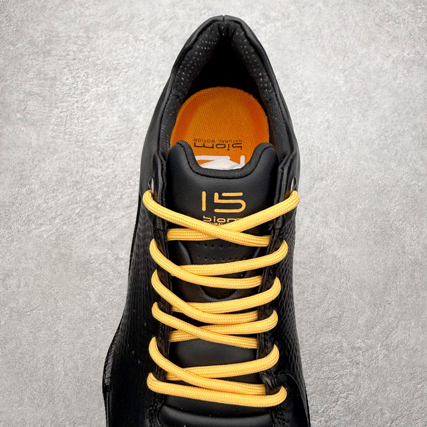 图片[5]-ECCo爱步 Biom C 时尚简约牛皮减震耐磨低帮休闲跑步鞋 ECCO以三大核心特征为依托：北欧设计风格、鞋履制作、积极的生活方式。北欧设计风格：北欧设计特点是独特、有格调、实用和简约，并且品质优良。鞋履制作：ECCO钟爱鞋履制作以及一切与鞋履制作相关的事物。积极的生活方式：ECCO的创始人希望制作出的鞋履无需磨合，即可完美贴合脚型，帮助人们享受行走的乐趣。ECCO的成功源自其产品质量和创新的技术水平，恪守“鞋遵循双足”的设计理念，将的舒适度和风格融为一体。ECCO跑遍全世界寻找创新的原料。从制革制鞋一体化的设置，源头上控制皮革质量，确保对人体无害。 尺码：38 39 40 41 42 43 44 （皮鞋码）-选品中心