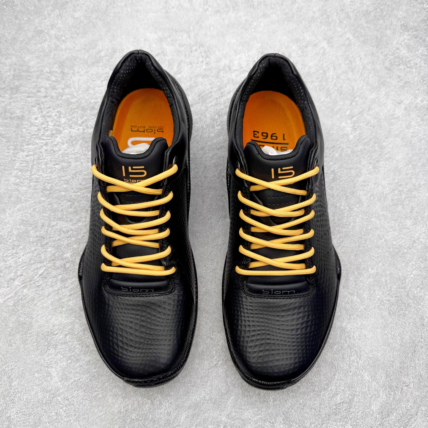 图片[2]-ECCo爱步 Biom C 时尚简约牛皮减震耐磨低帮休闲跑步鞋 ECCO以三大核心特征为依托：北欧设计风格、鞋履制作、积极的生活方式。北欧设计风格：北欧设计特点是独特、有格调、实用和简约，并且品质优良。鞋履制作：ECCO钟爱鞋履制作以及一切与鞋履制作相关的事物。积极的生活方式：ECCO的创始人希望制作出的鞋履无需磨合，即可完美贴合脚型，帮助人们享受行走的乐趣。ECCO的成功源自其产品质量和创新的技术水平，恪守“鞋遵循双足”的设计理念，将的舒适度和风格融为一体。ECCO跑遍全世界寻找创新的原料。从制革制鞋一体化的设置，源头上控制皮革质量，确保对人体无害。 尺码：38 39 40 41 42 43 44 （皮鞋码）-选品中心